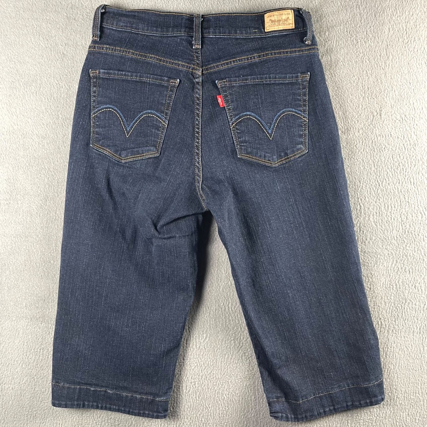 Levi's Levi's 512 Perfectly Slimming Capri Jeans Womens sz 8 Blue Denim Preppy Slimming Capris 5-Pocket Simple Solid Denim Color Blue Womens Size 30" / US 8 / IT 44 - 2 Thumbnail