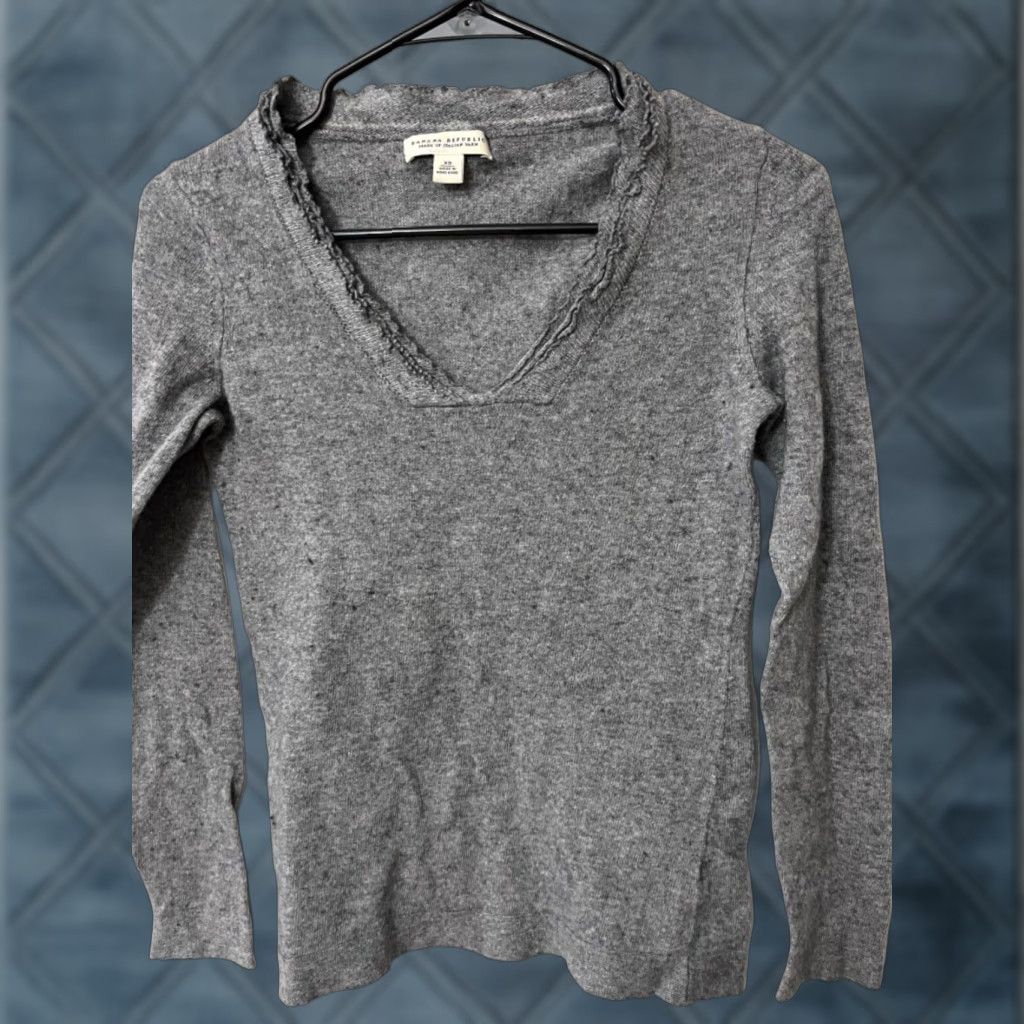 Banana Republic Banana Republic Sweater XS Gray V-Neck Long Sleeve Italian Pullover Womens Size XS / US 0-2 / IT 36-38 - 1 Thumbnail