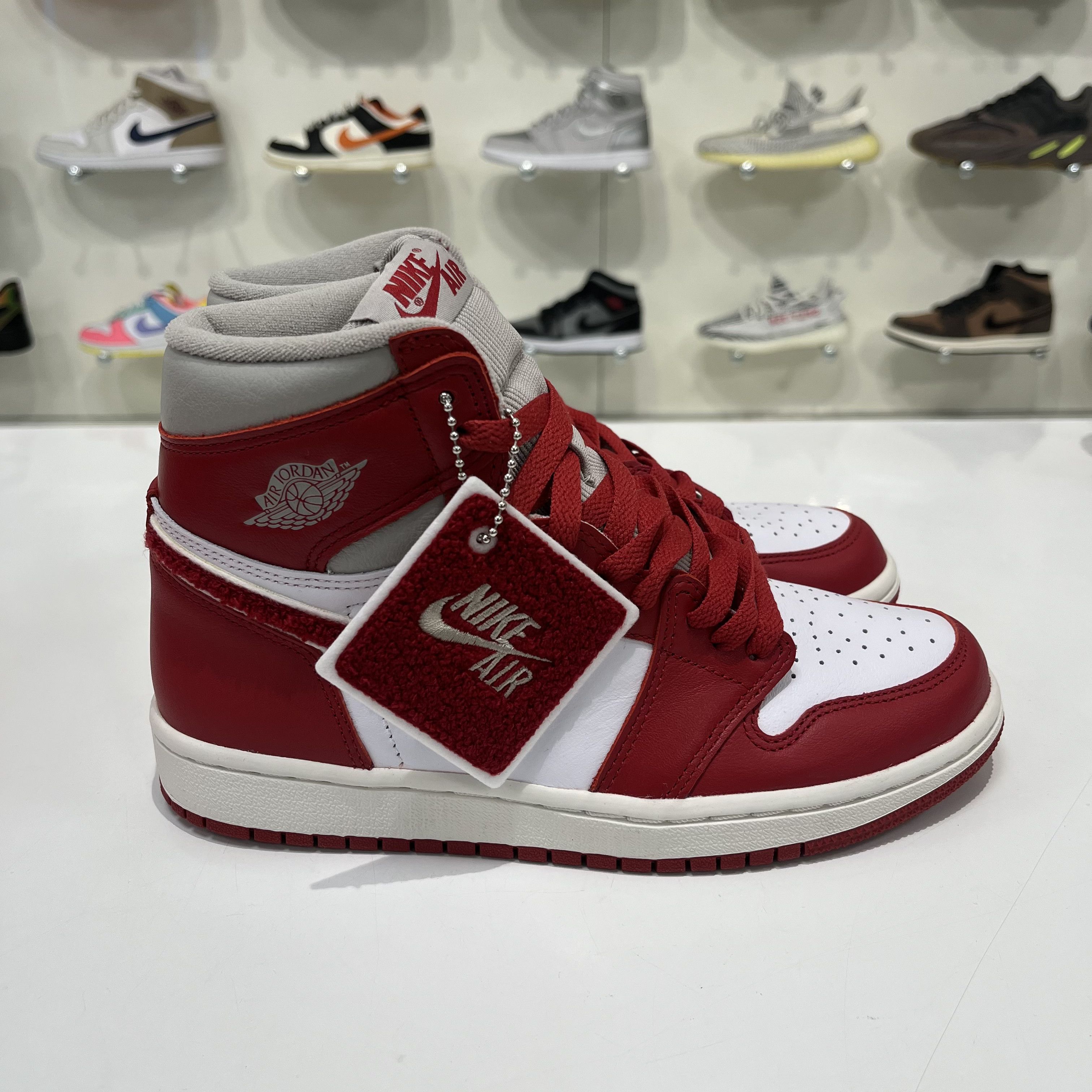 Nike Air Jordan 1 Retro High OG Varsity Red (W) Size US 6.5 / IT 36.5 - 4 Thumbnail