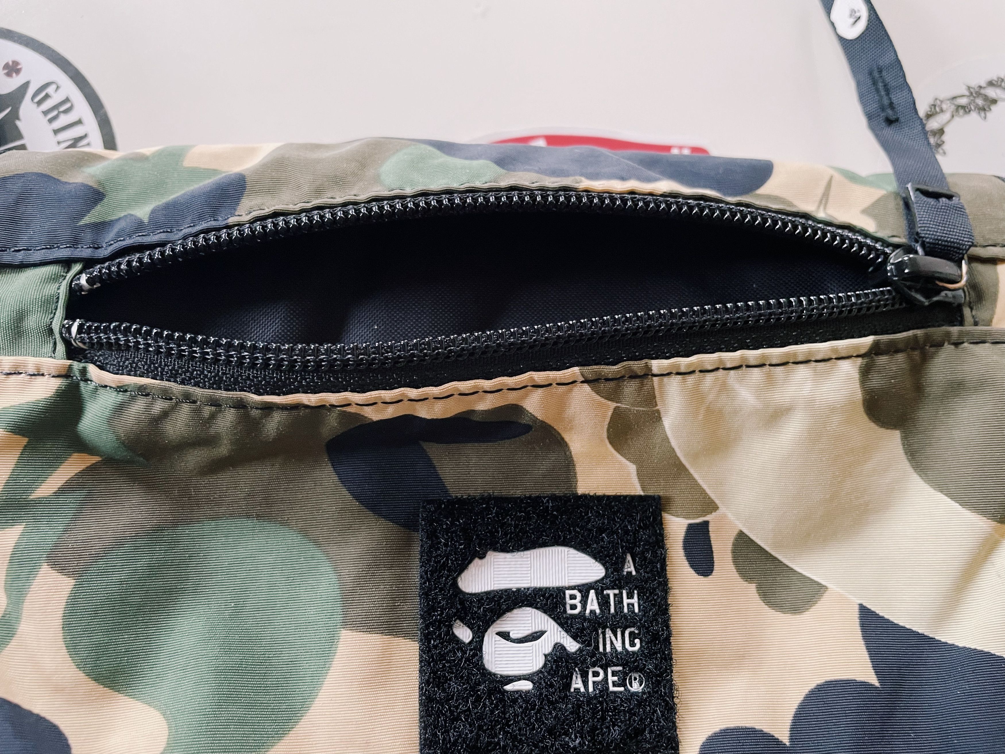 Bape × Kaws Vintage Y2K A Bathing Ape X KAWS Bendy Camo Crossbody Bag Size ONE SIZE - 7 Thumbnail
