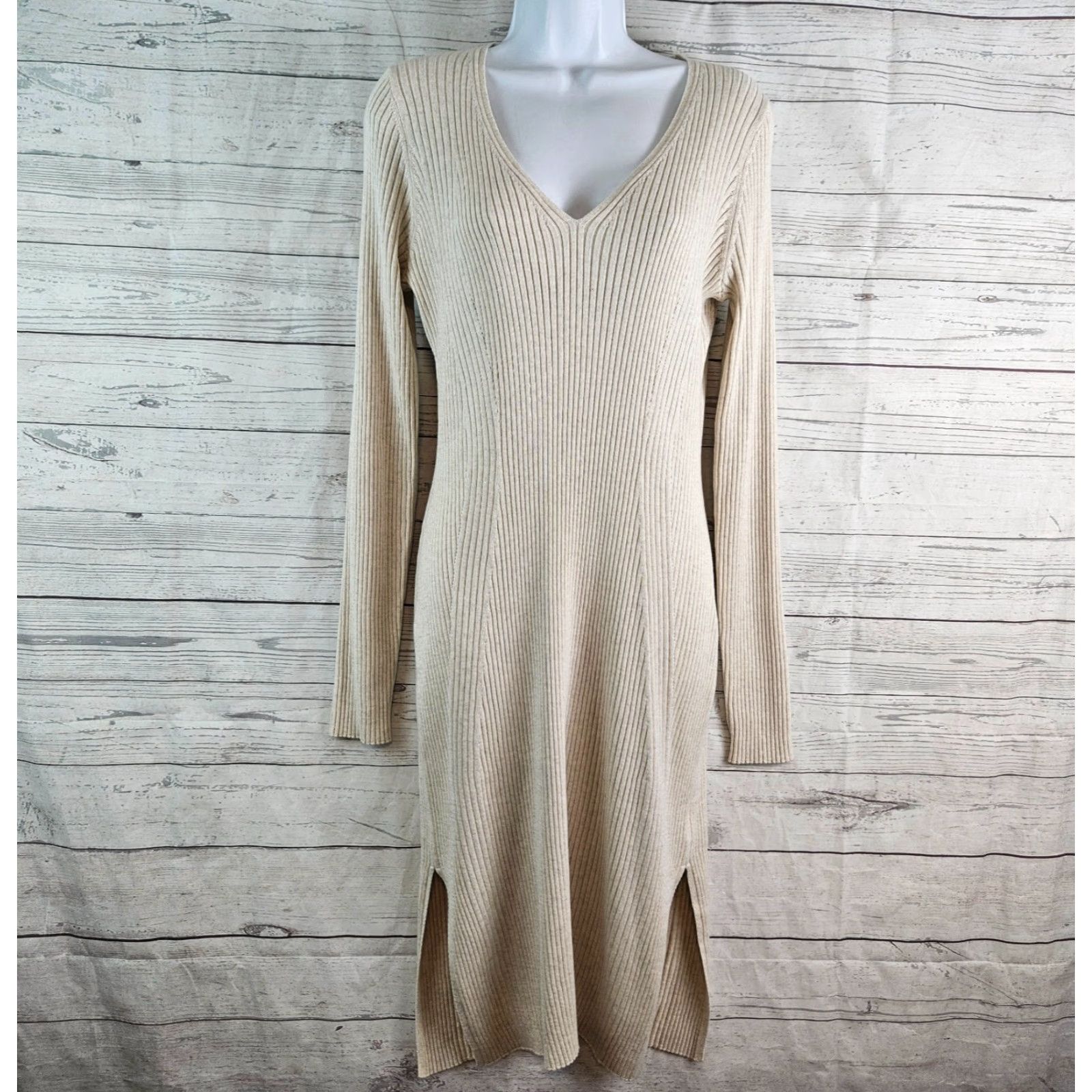 Athleta **Womens Athleta Reverie Sweater Dress Medium Beige V-Neck Knit** User: **Reverie Womens Athleta Beige Medium V-Neck Sweater Dress** Size M / US 6-8 / IT 42-44 - 2 Thumbnail