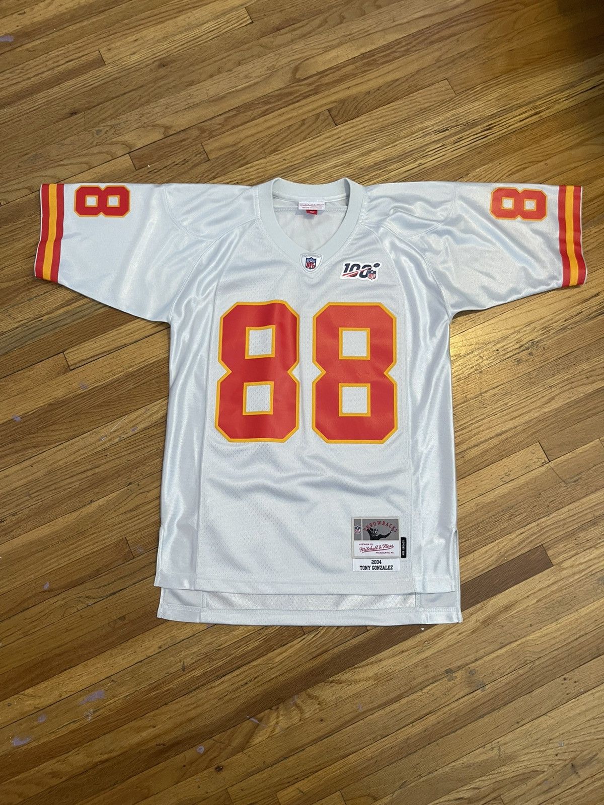 Mitchell & Ness 2004 Tony Gonzalez Kansas City Chiefs Legacy jersey Size US S / EU 44-46 / 1 - 1 Thumbnail