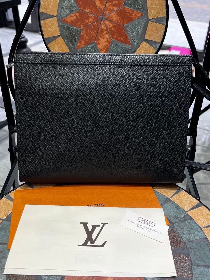 Louis Vuitton Louis Vuitton Pochette Voyage Clutch Size ONE SIZE - 1 Thumbnail