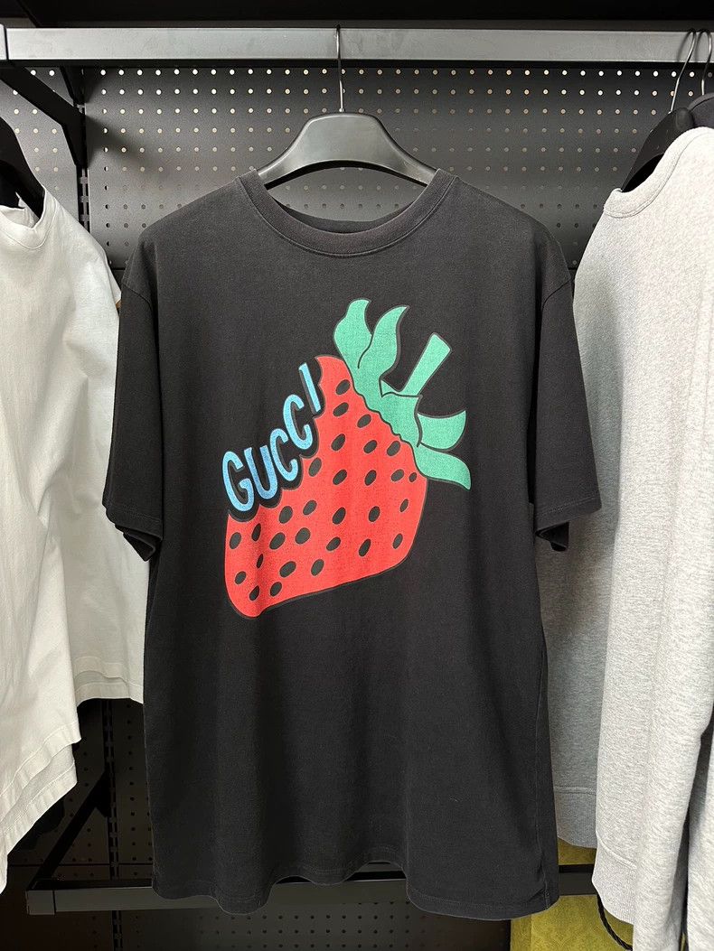 Gucci Strawberry Print Black Short Sleeve Shirt dmc