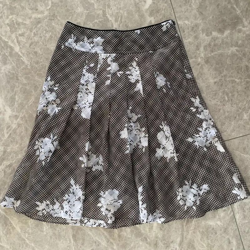 Burberry Burberry Color-Block Mid-Length Skirt for Women Size 25" / US 0 / IT 36 - 1 Thumbnail