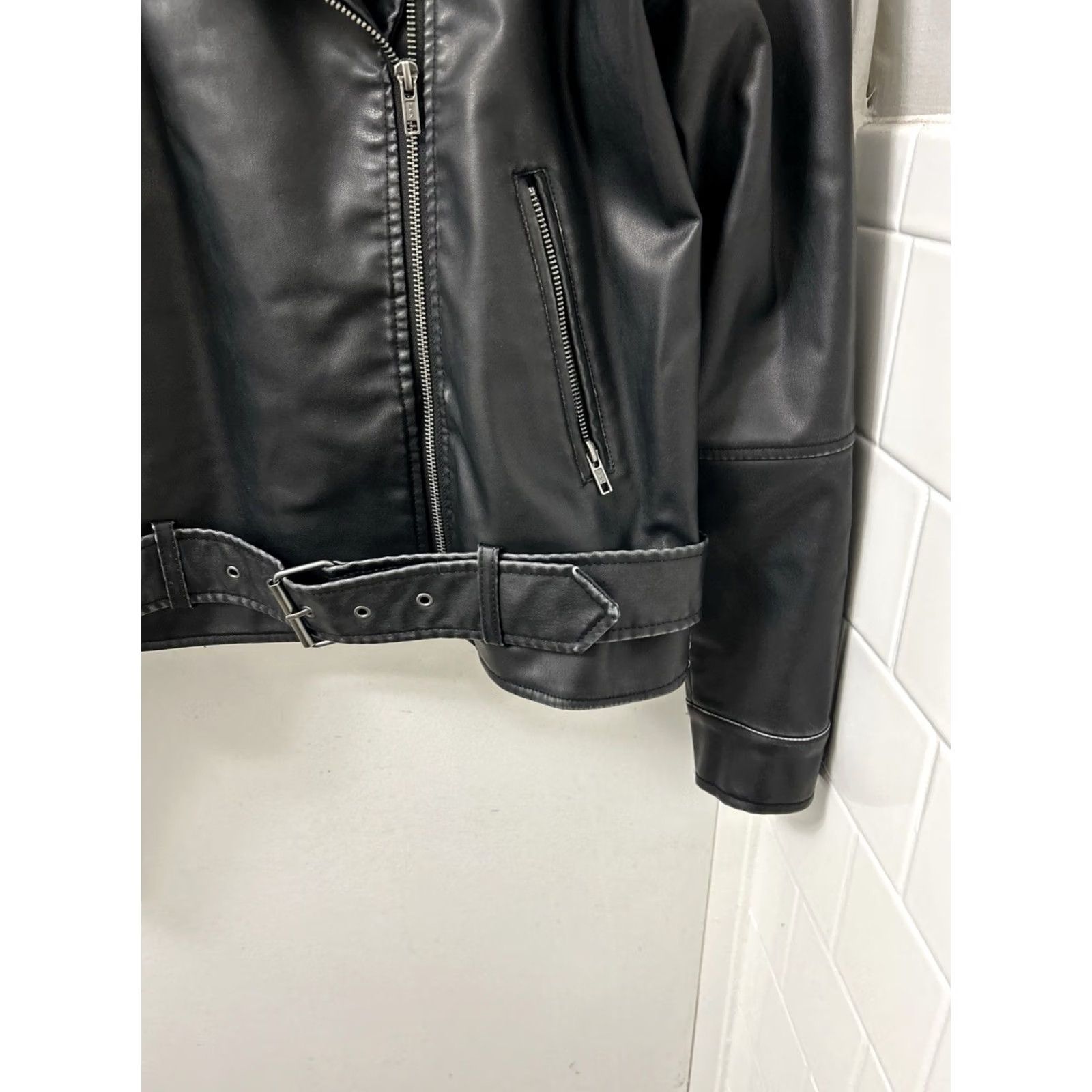 Vintage Wild Fable Faux Leather Jacket Womens L Black Belted Biker Zipper Pocket Short Sleeve 90s Rocker Modern Mens/Womens Size L / US 10 / IT 46 - 6 Thumbnail