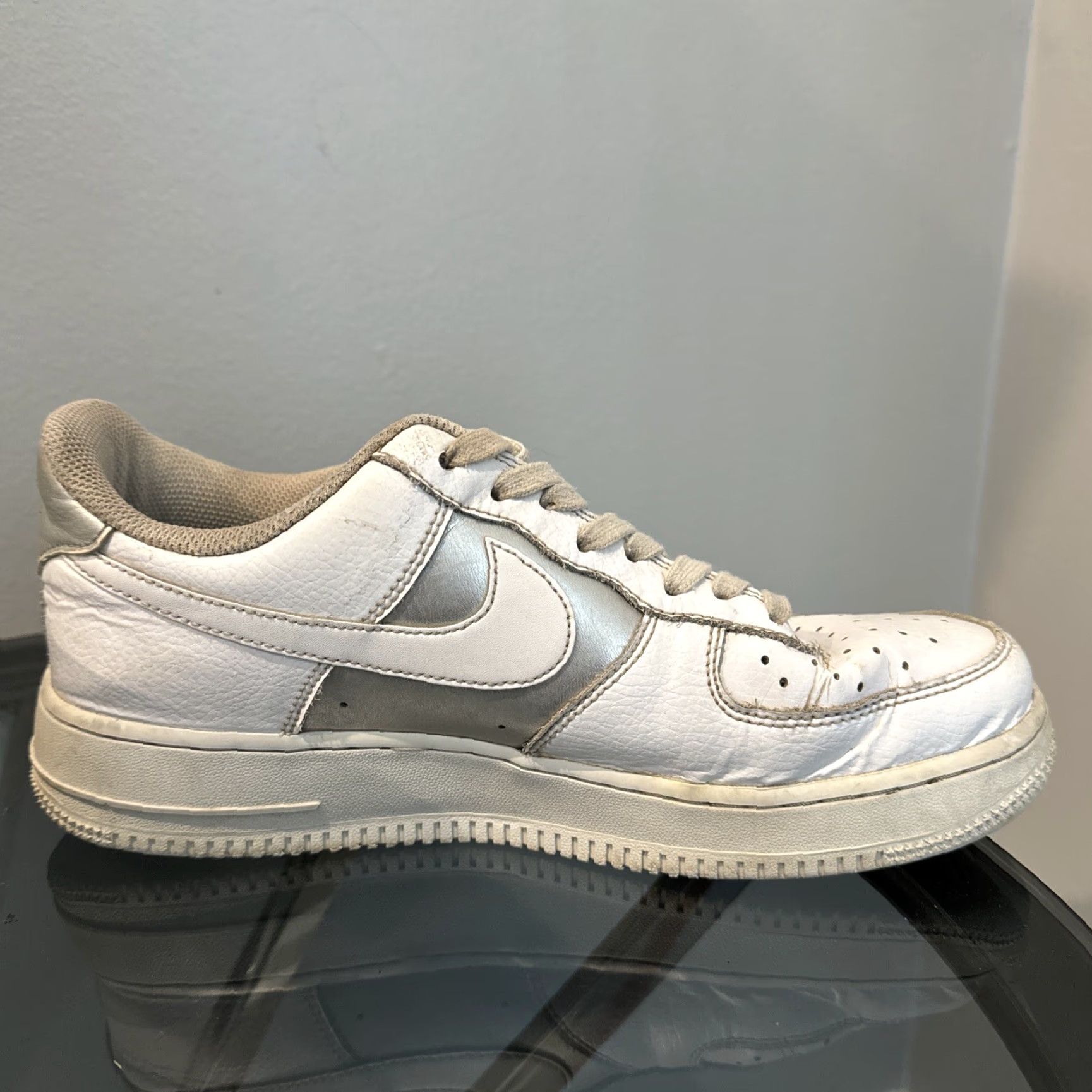 Nike Nike Air Force 1 Women's Sneaker DD8959-104 White Size 10 Silver Metallic White 07 '07 DD8959-104 Size US 10 / IT 40 - 4 Thumbnail