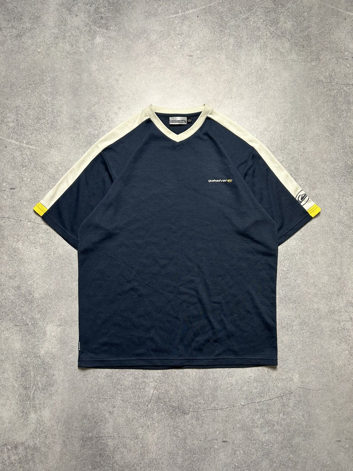 Quiksilver × Vintage Vintage 2000’s Quiksilver Small Logo Athletic Surf T-Shirt Size US L / EU 52-54 / 3 - 1 Thumbnail