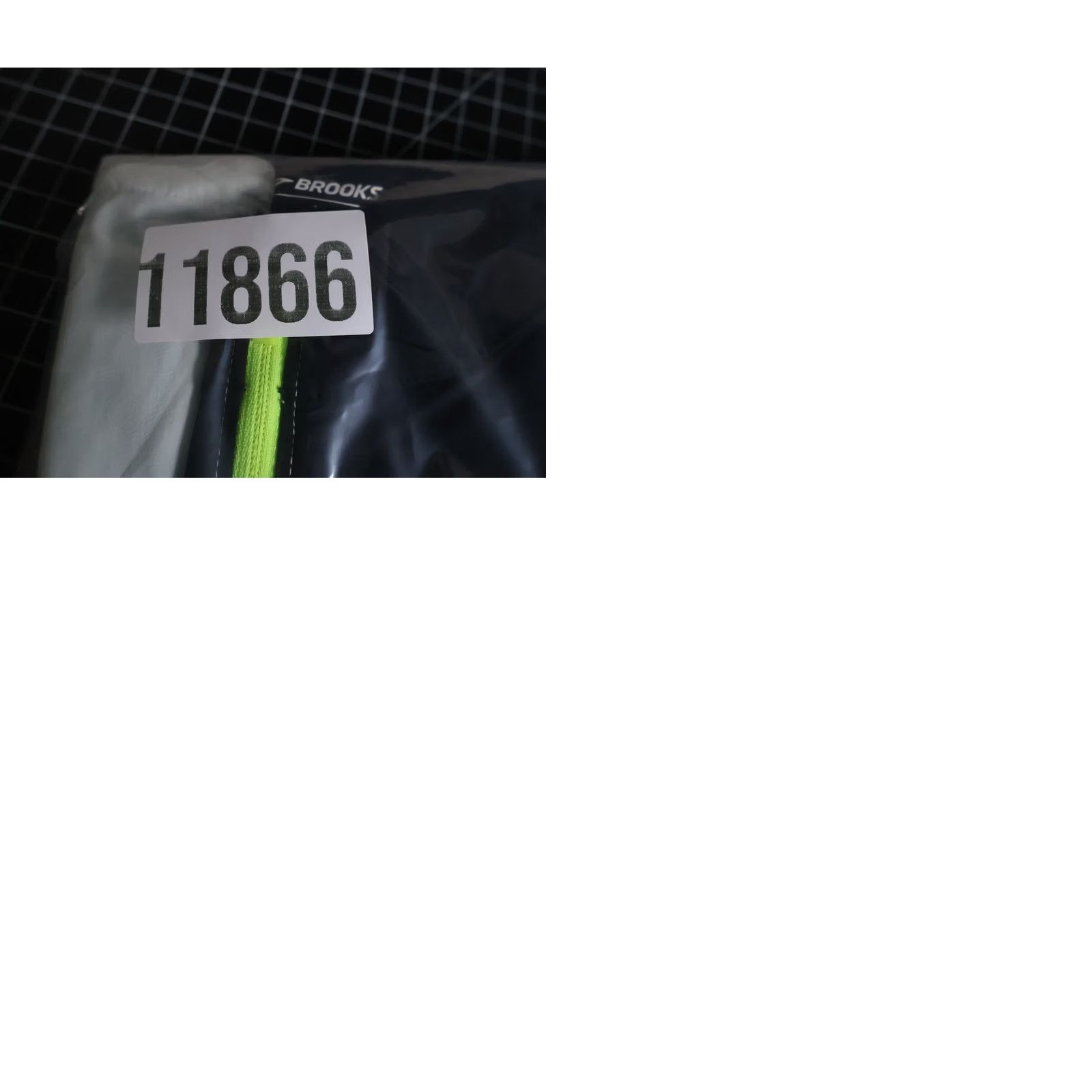 Brooks Brooks Running Vest Men's Large White Black Yellow Zip Up 211358 Size US L / EU 52-54 / 3 - 9 Thumbnail