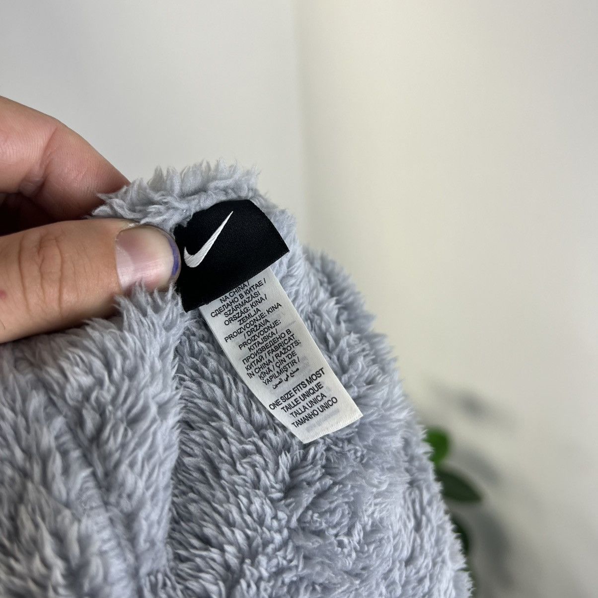 Nike Nike Mini Logo Teddy Fleece Beanie Hat Streetwear Style Size ONE SIZE - 4 Thumbnail