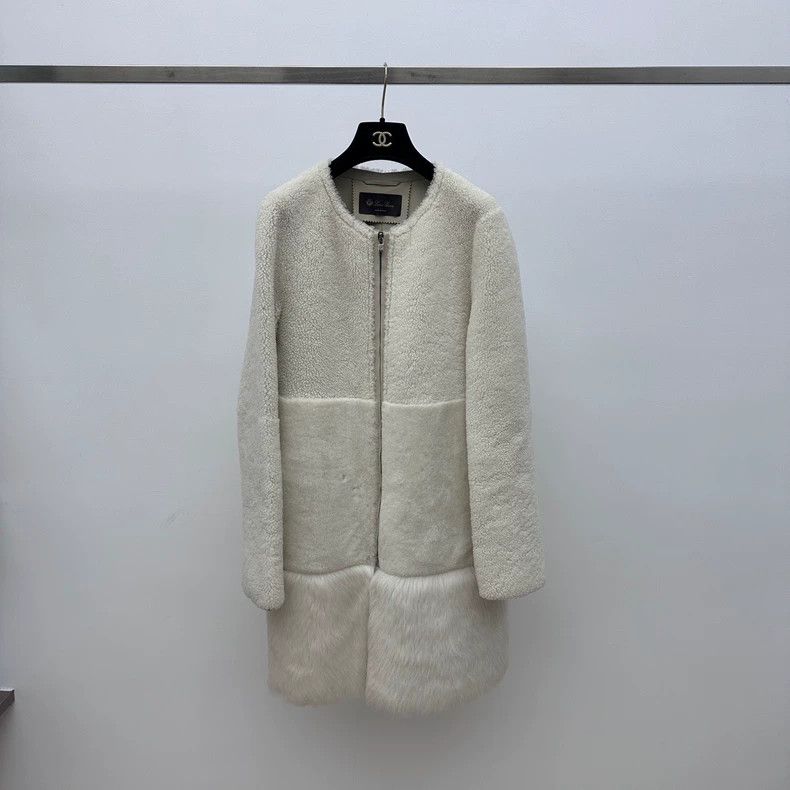 Loro Piana LORO PIANA A fur coat Size M / US 6-8 / IT 42-44 - 1 Thumbnail