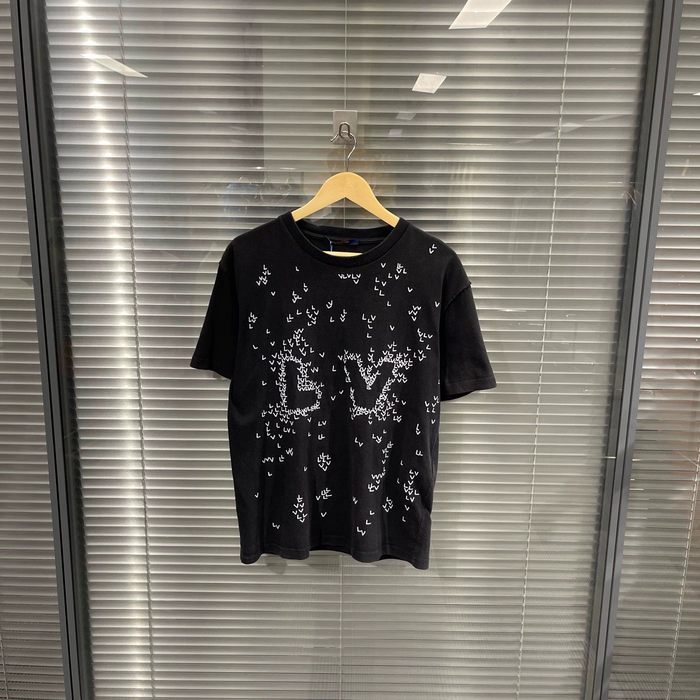 Louis Vuitton LV All Over Print Paper Plane T-Shirt M Size US M / EU 48-50 / 2 - 1 Thumbnail