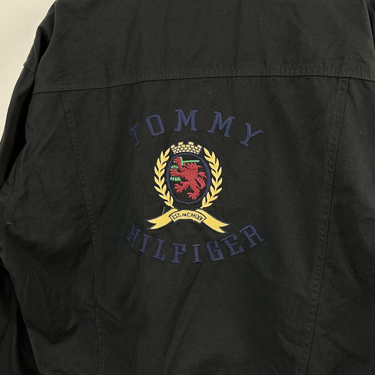 Tommy Hilfiger × Vintage Vintage Tommy Hilfiger Lion Crest Trucker Jacket XL Size US XL / EU 56 / 4 - 1 Thumbnail
