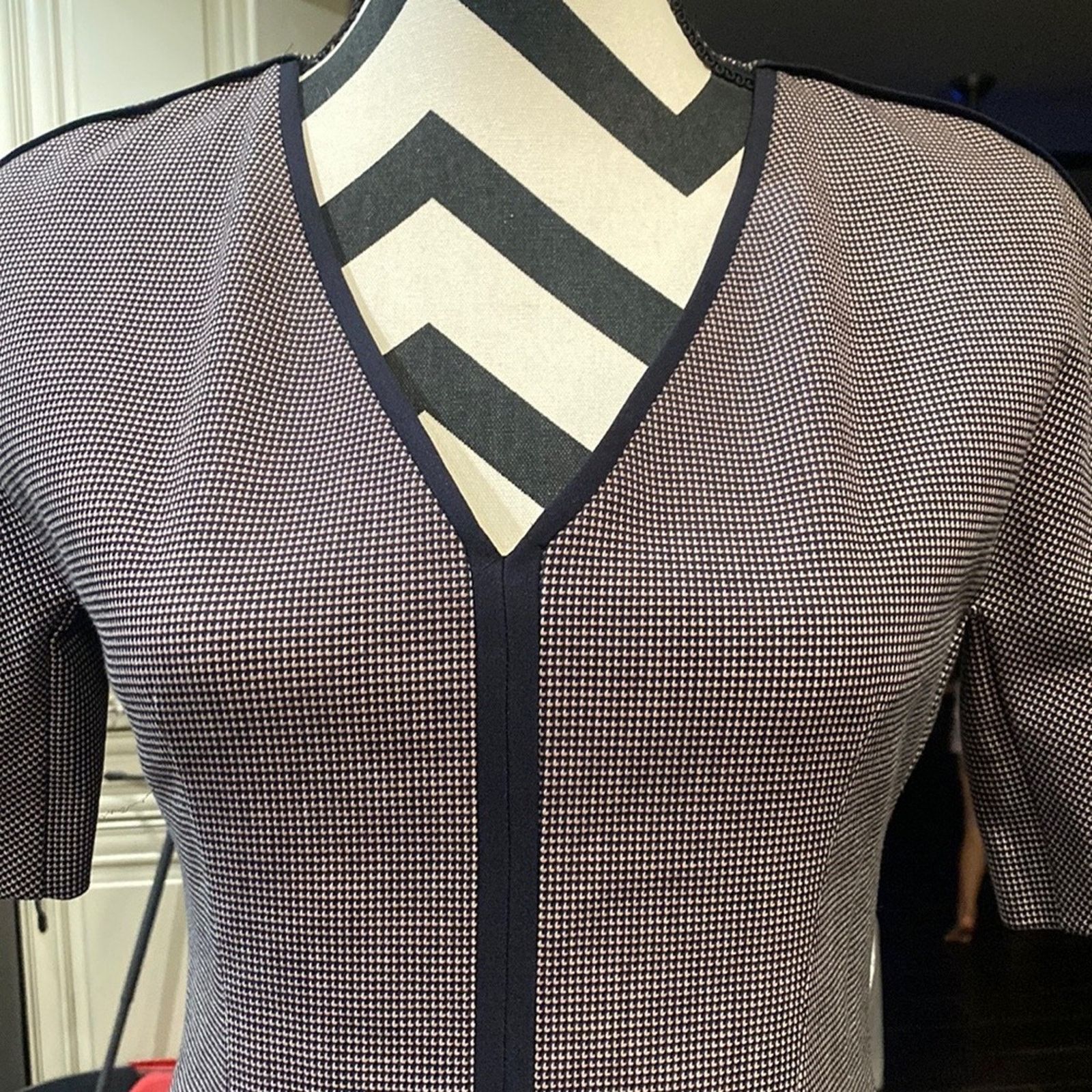 Hugo Boss Hugo Boss V Neckline Stretch Shift Dress 2 checkered Size XS / US 0-2 / IT 36-38 - 3 Thumbnail