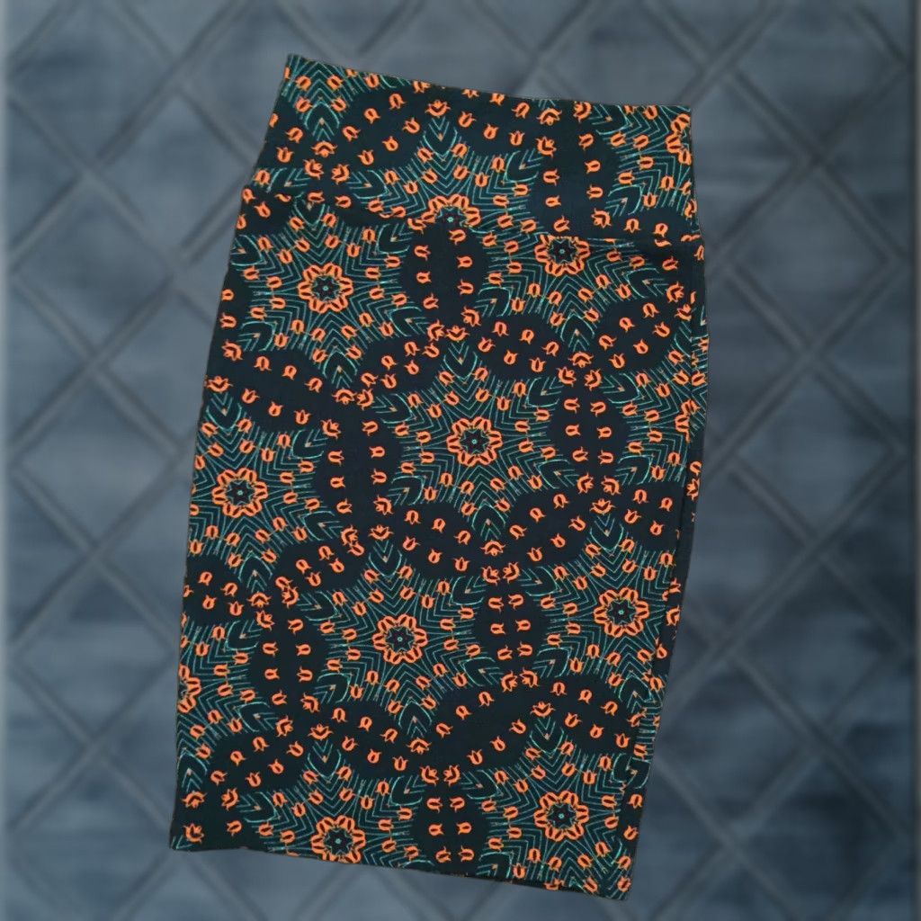 Vintage LuLaRoe Skirt XS Knee Length Unlined Pull On Green Geometric Women Knee Length Pencil Casual Geometric LuLaRoe Women XS Green Skirt Size 26" / US 2 / IT 38 - 1 Thumbnail