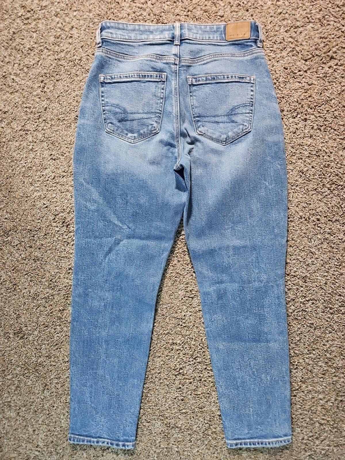 American Eagle Outfitters American Eagle 2 Short Distressed Strigid Mom Jeans Denim Size 26" / US 2 / IT 38 - 7 Thumbnail