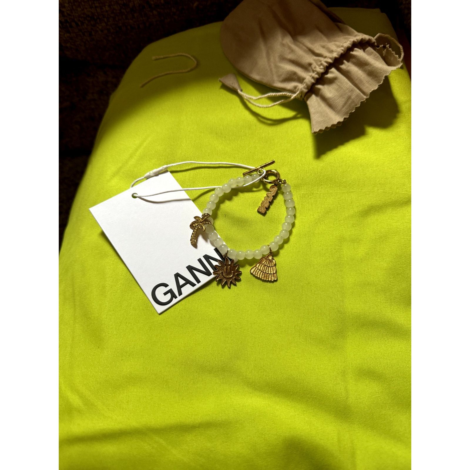 Ganni Ganni White beaded bracelet with gold charms Size ONE SIZE - 13 Thumbnail