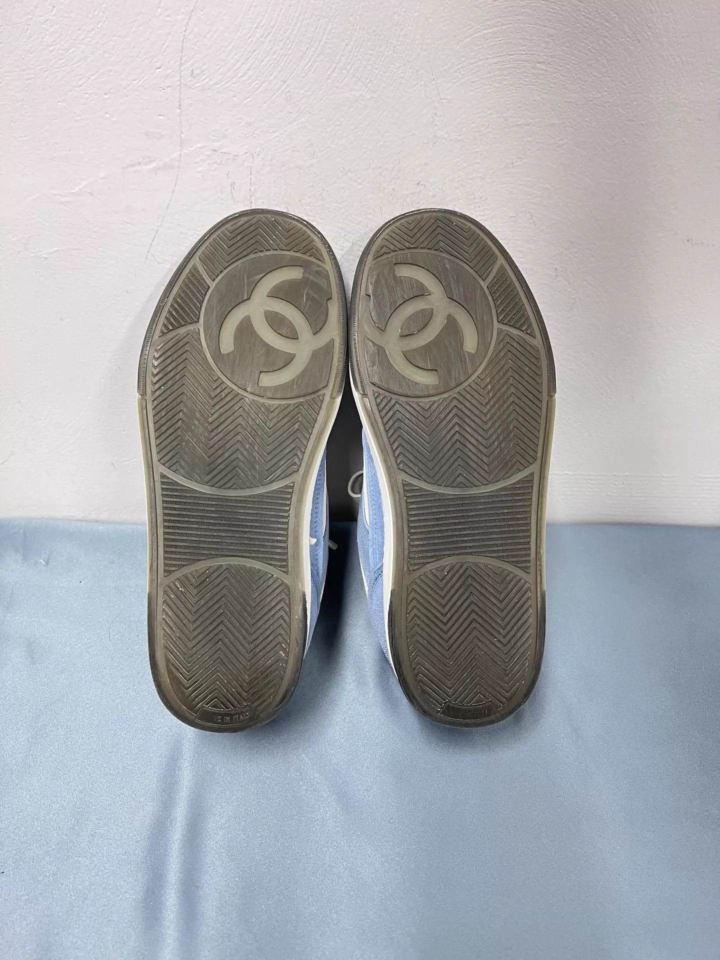 Chanel Chanel 23P White Blue Low-Top Sneaker 37 BF5017 Size US 6.5 / IT 36.5 - 7 Thumbnail