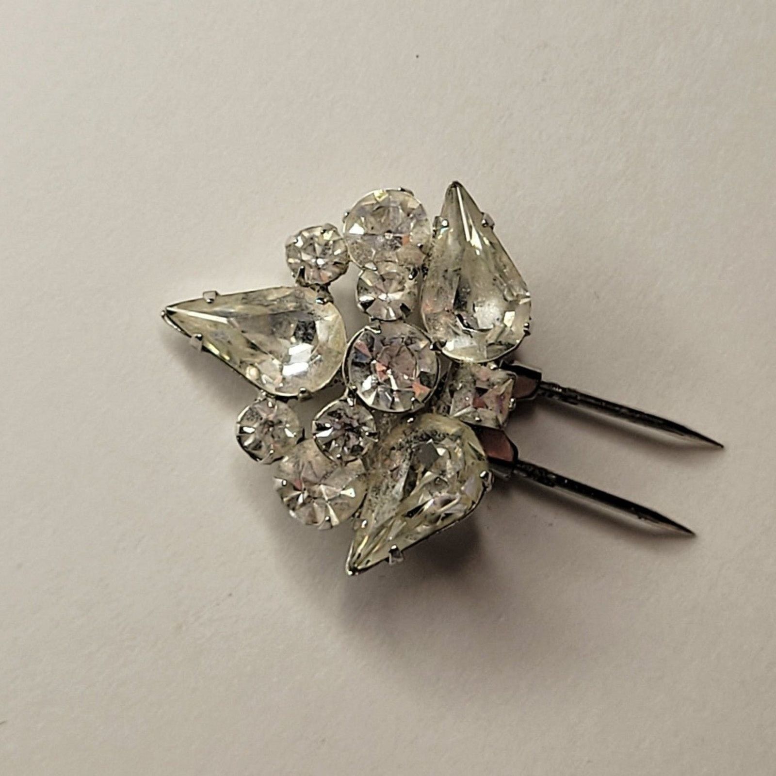 Pieces Uniques Vintage Glass Rhinestone Silver Tone Fur Clip Size ONE SIZE - 6 Thumbnail