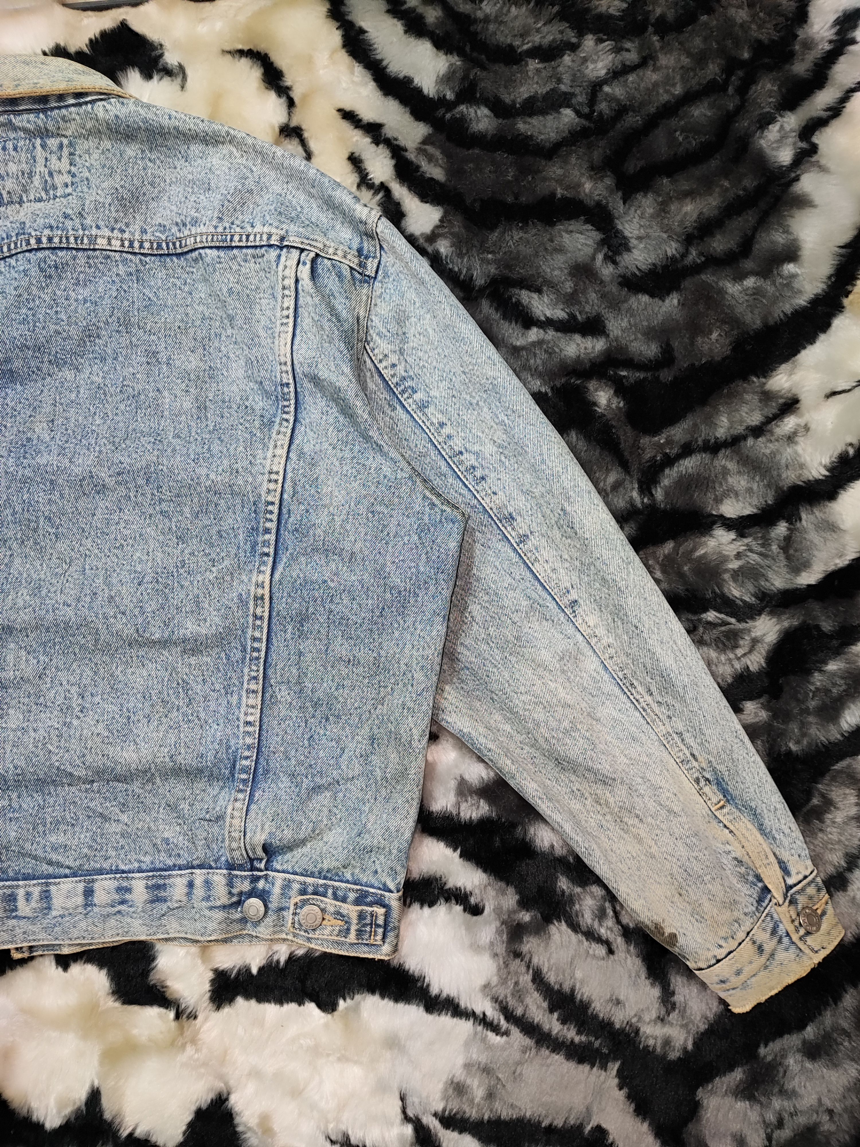 Wrangler Vintage Wrangler 90s Distressed Acid Wash Denim Jacket Size US L / EU 52-54 / 3 - 15 Thumbnail