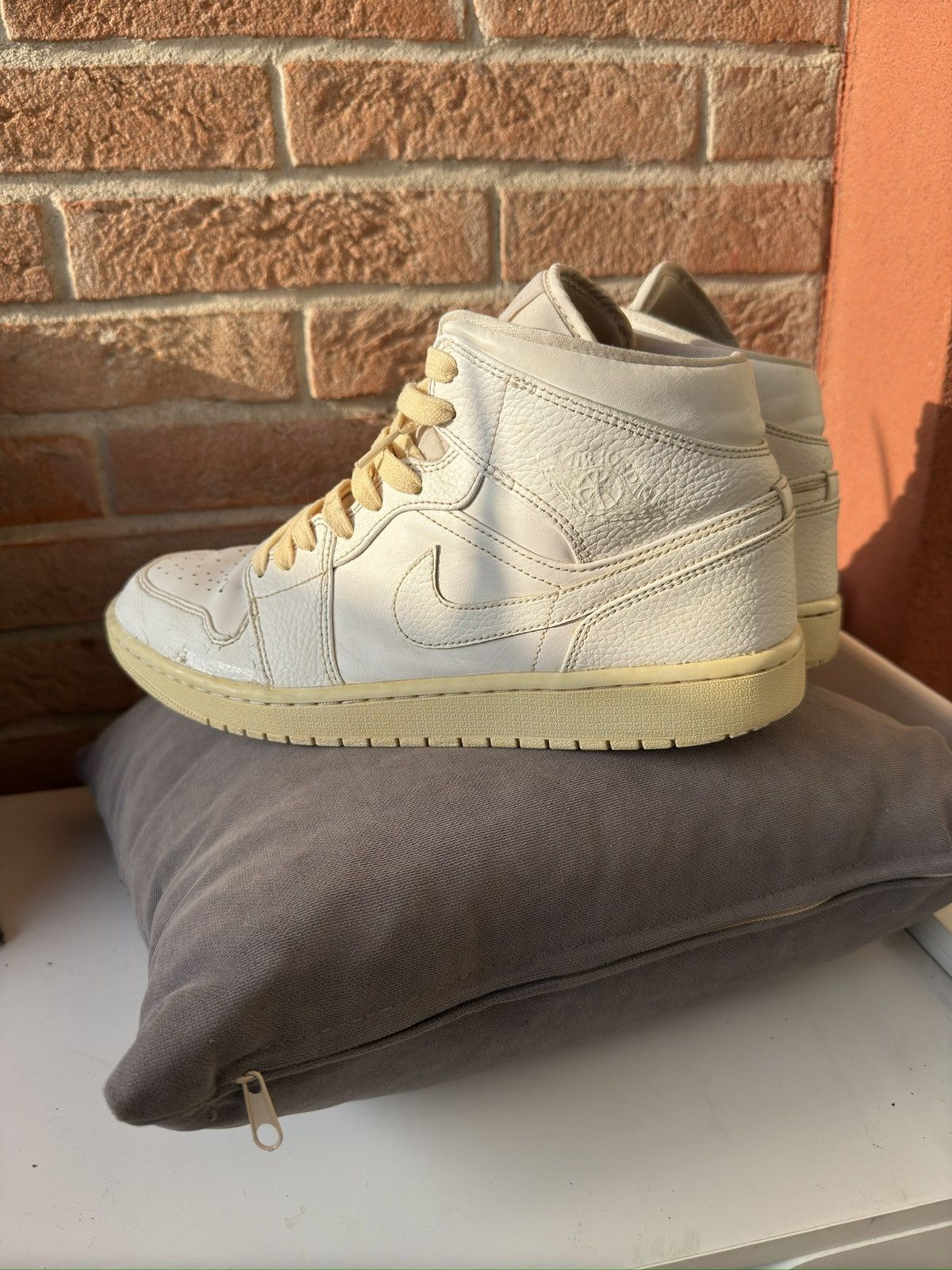 Air Jordan 1 Mid White