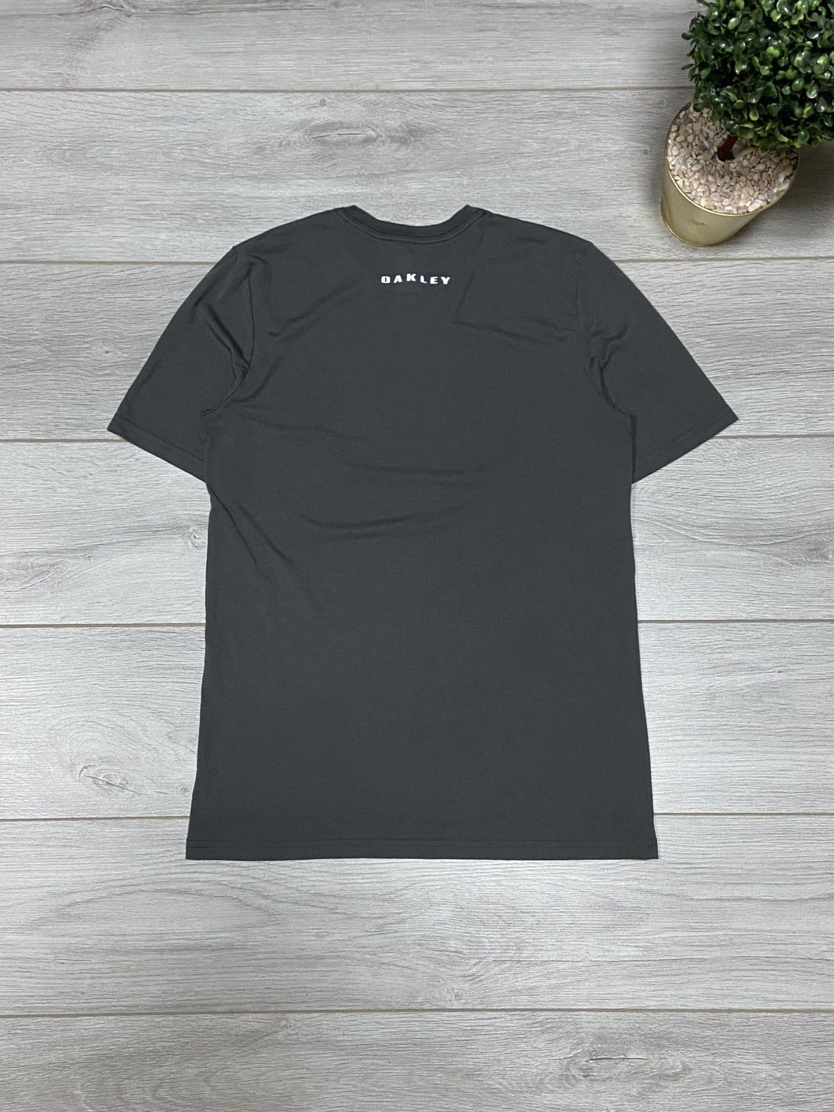 Vintage Oakley vintage big circle logo t-shirt Size US S / EU 44-46 / 1 - 2 Thumbnail