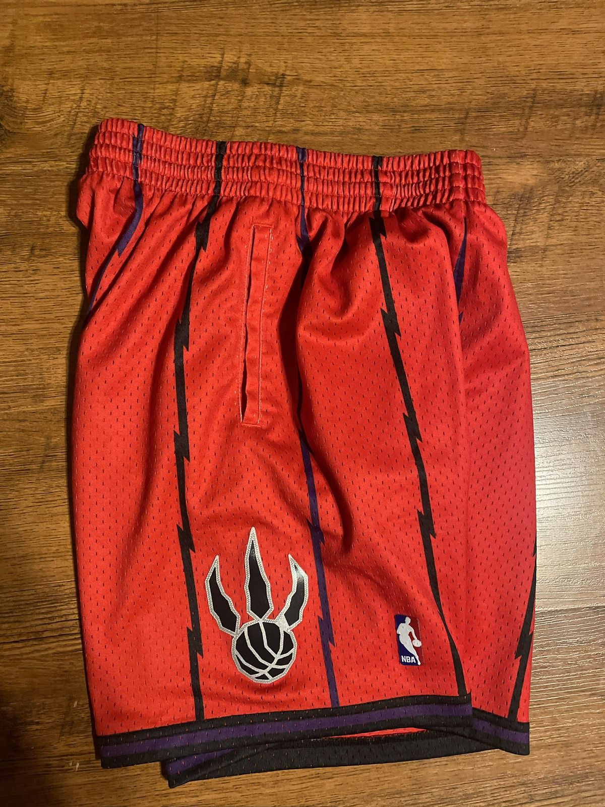 Mitchell & Ness Mitchell & Ness NBA Hardwood Classics Toronto Raptors Shorts Size US 32 / EU 48 - 7 Thumbnail