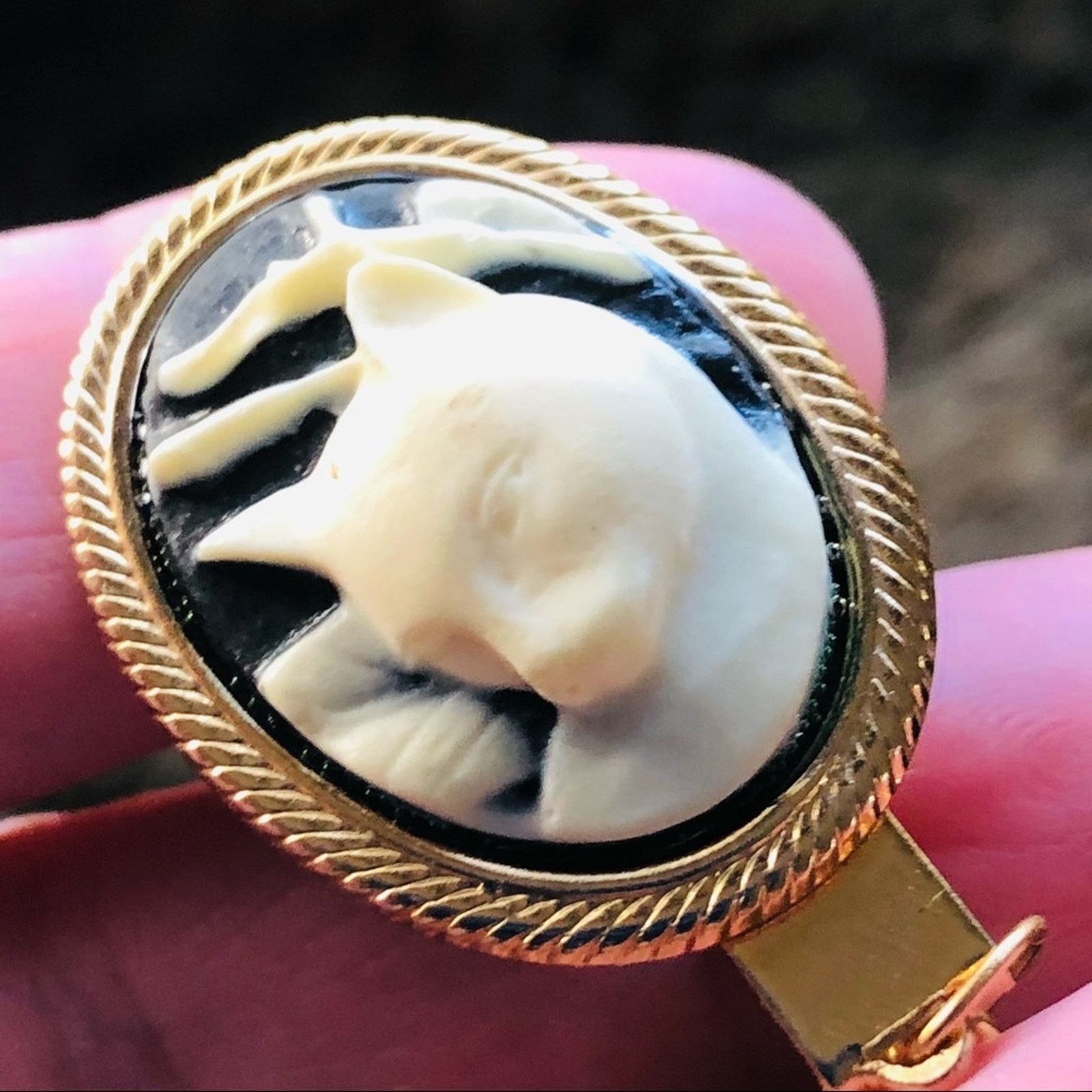 Vintage Vintage repurpose cameo scarf clothing clips with chain Size ONE SIZE - 8 Thumbnail
