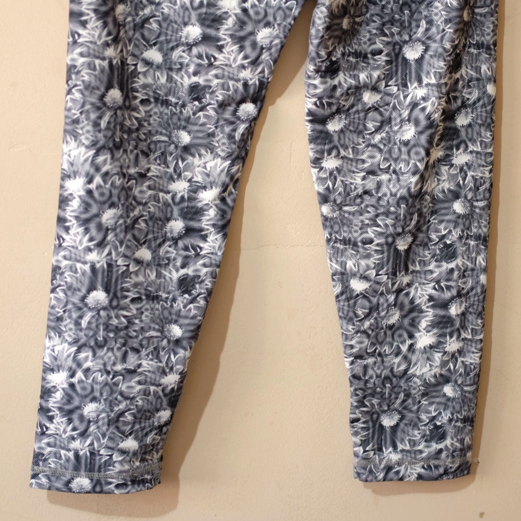 Vintage Velocity Active Capri Leggings Womens XL Black White Gray Size 30" / US 8 / IT 44 - 6 Thumbnail