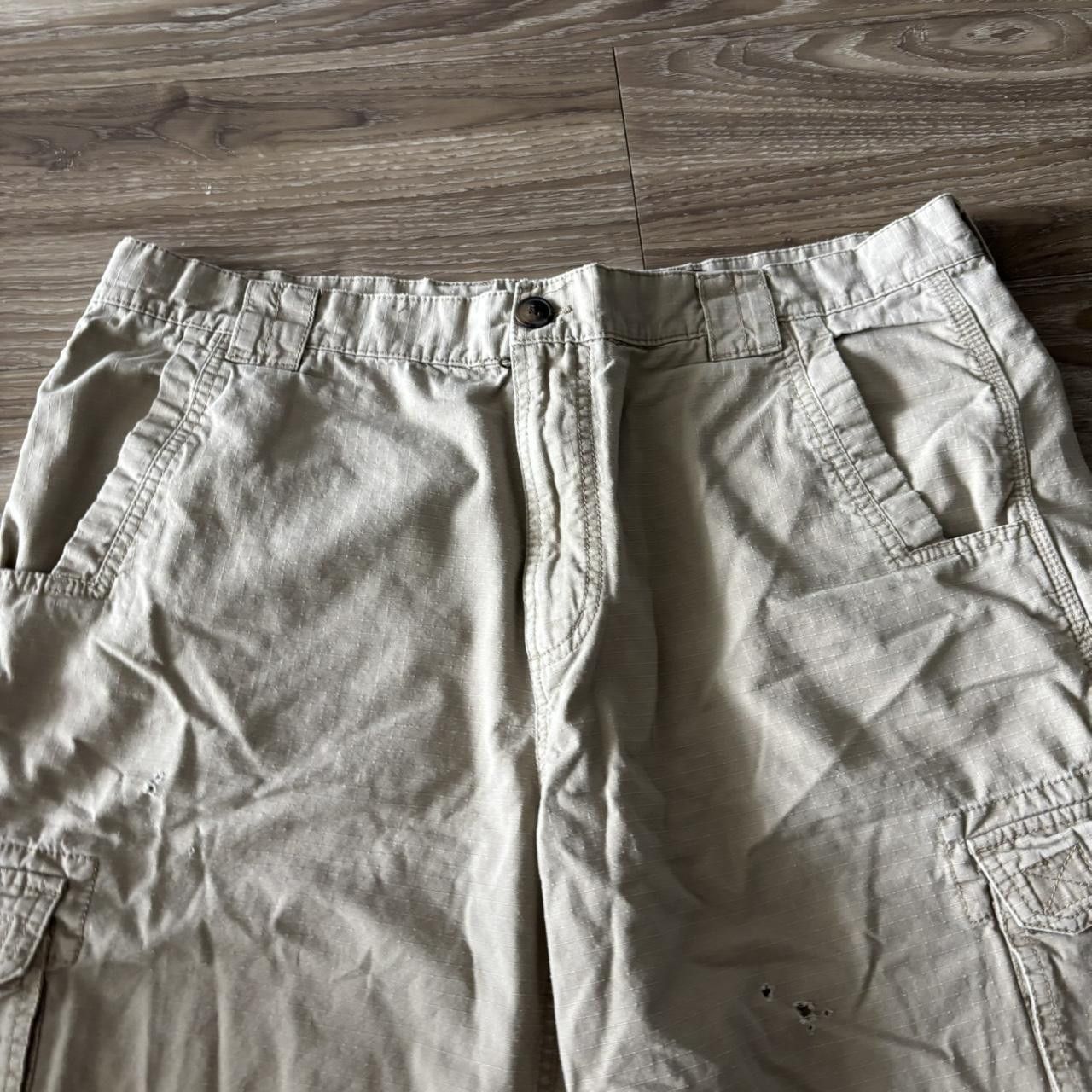Vintage Crazy Vintage Y2K/2000s Cream Skater Workwear Cargo Shorts! Size 38 Size US 38 / EU 54 - 2 Thumbnail