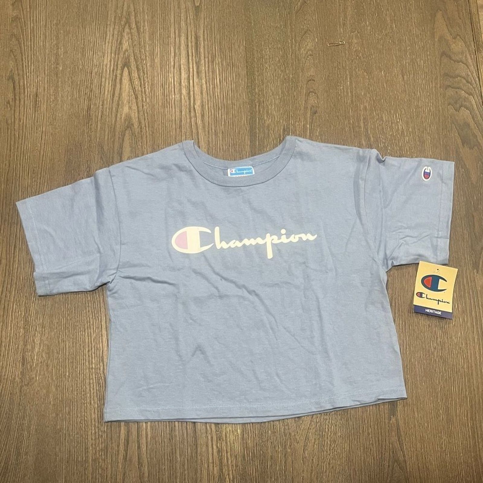 Champion NWT Champion Light Blue Graphic Crop Top - Size XS Size XS / US 0-2 / IT 36-38 - 1 Thumbnail