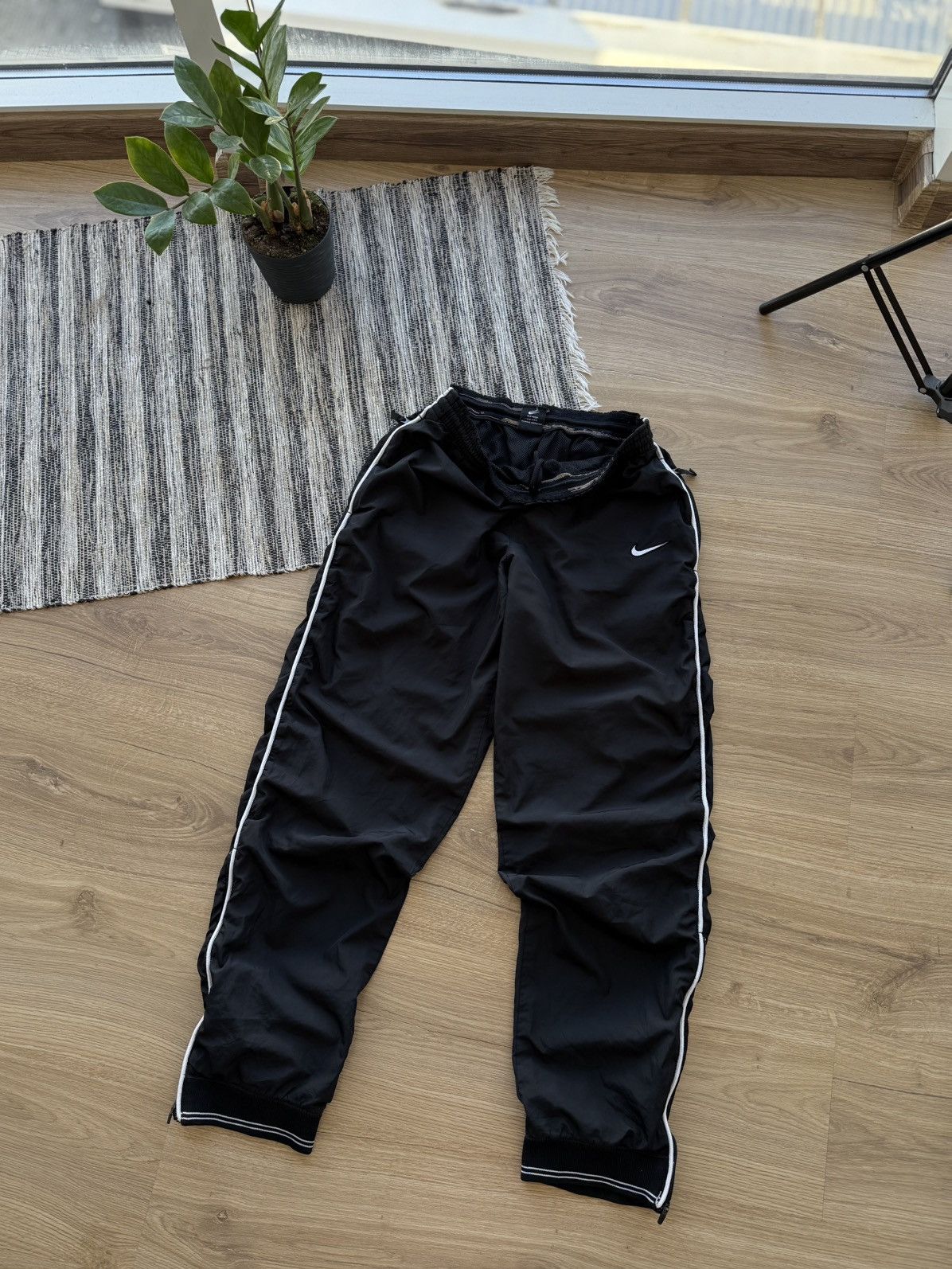 Nike VINTAGE NIKE 90s BLACK NYLON SPORT PANTS CLASSIC STREETWEAR Size US 32 / EU 48 - 1 Thumbnail