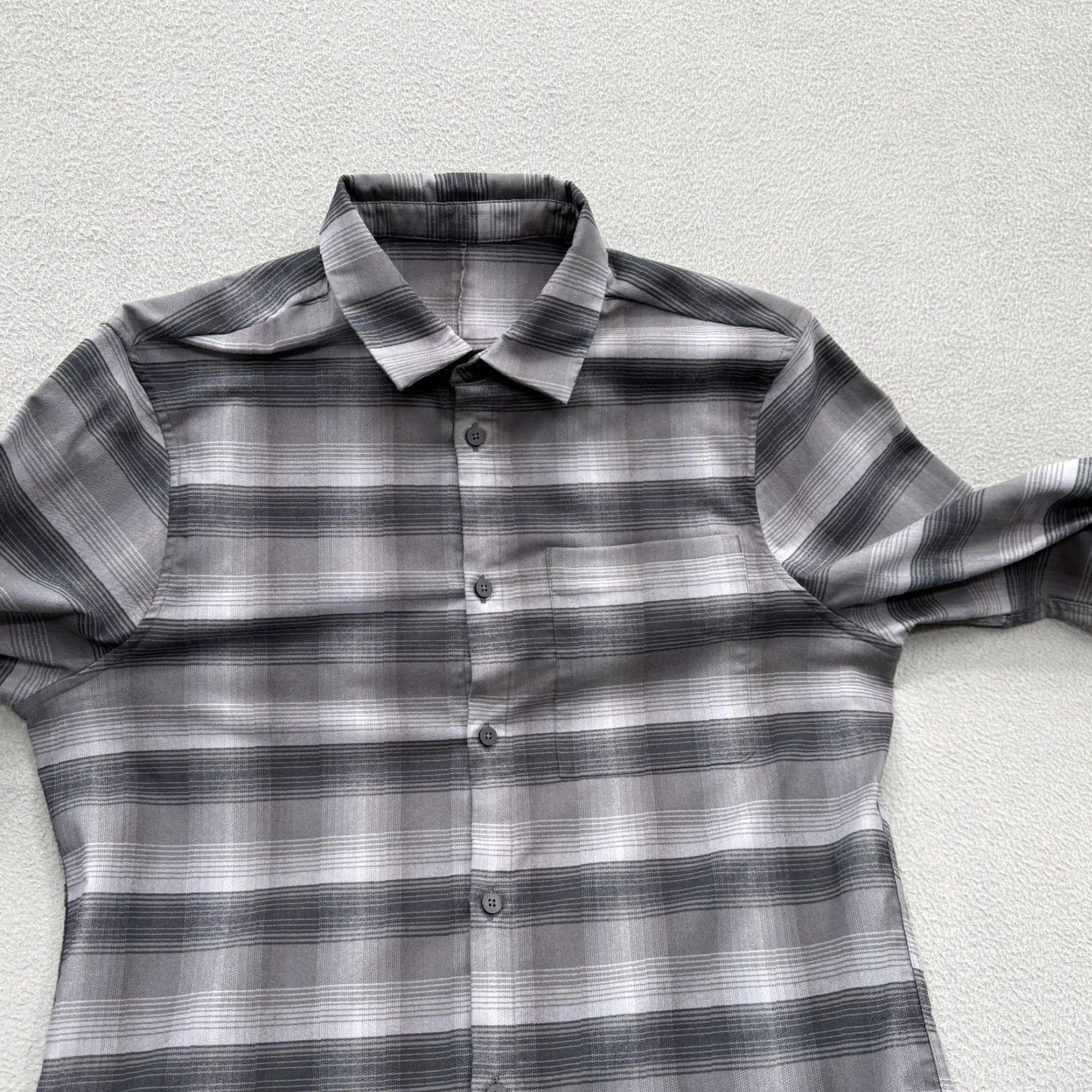 Lululemon Lululemon Shirt Mens Large Gray Plaid Button Up Long Sleeve Performance Stretch Size US L / EU 52-54 / 3 - 8 Thumbnail