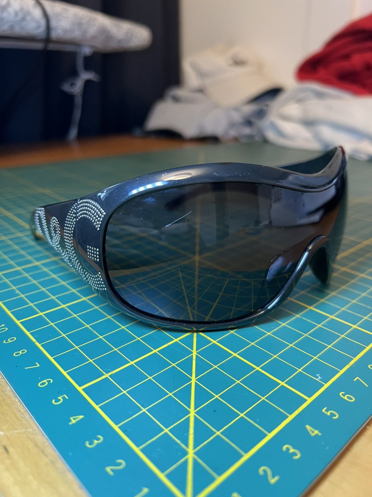 Dolce & Gabbana Vintage Dolce & Gabbana 8008 rhinestone logo ski sunglasses Size ONE SIZE - 6 Thumbnail