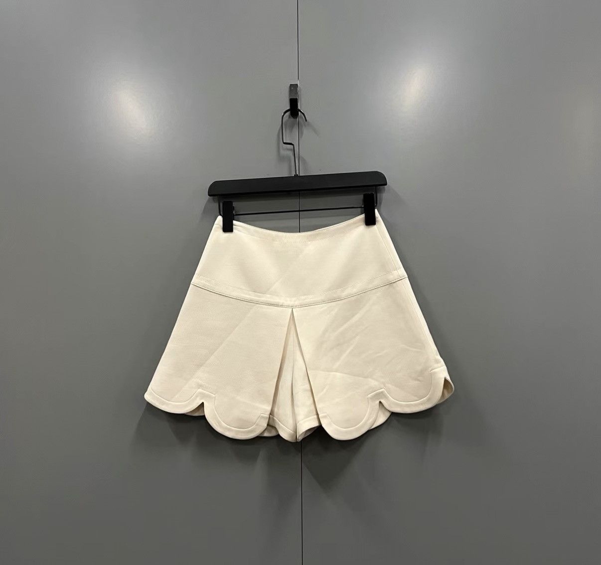 Valentino Valentino Beige Petal-shaped Shorts J41 Size 26" / US 2 / IT 38 - 2 Thumbnail