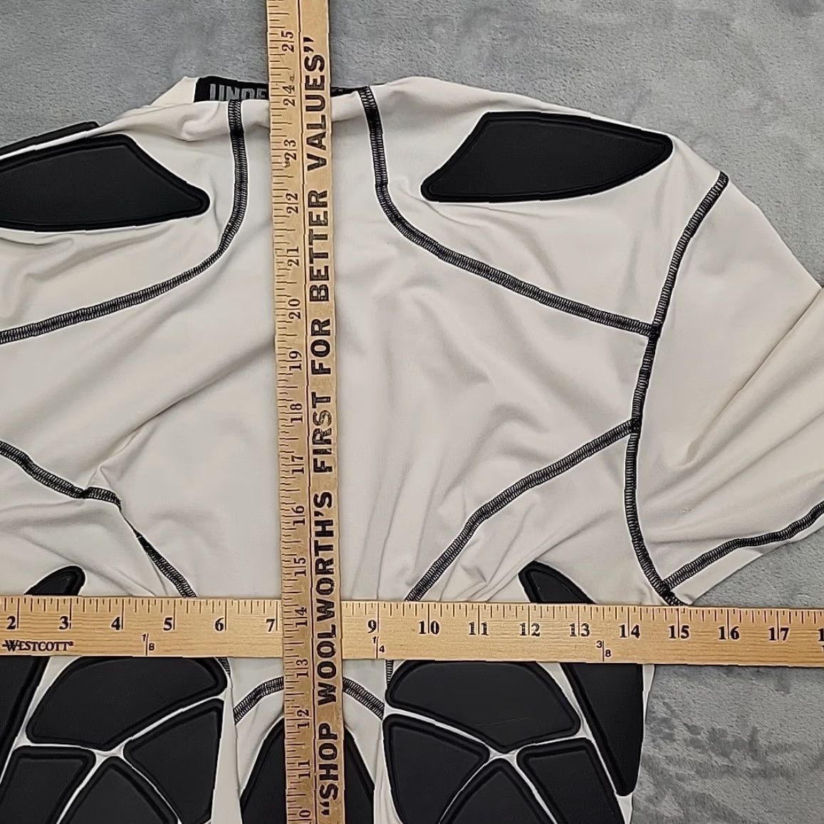 Under Armour VINTAGE Under Armour 5-Pad Football Compression Shirt Men’s M HeatGear Game Day Size US M / EU 48-50 / 2 - 5 Thumbnail