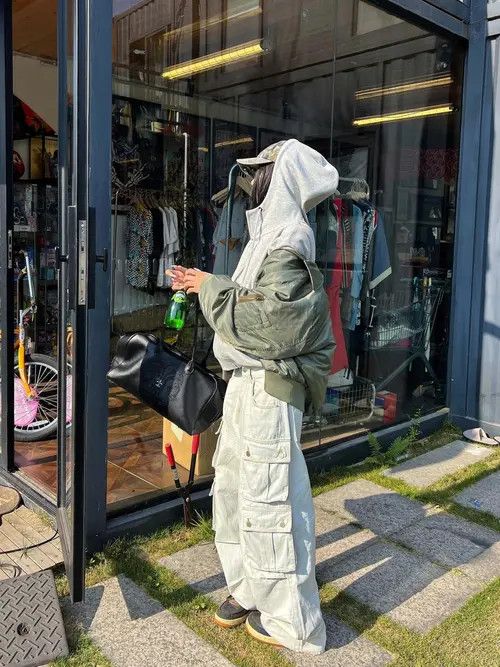 Vintage Stylish Wide-Leg Cargo Pants - Perfect for Street Fashion Size US 33 - 5 Thumbnail