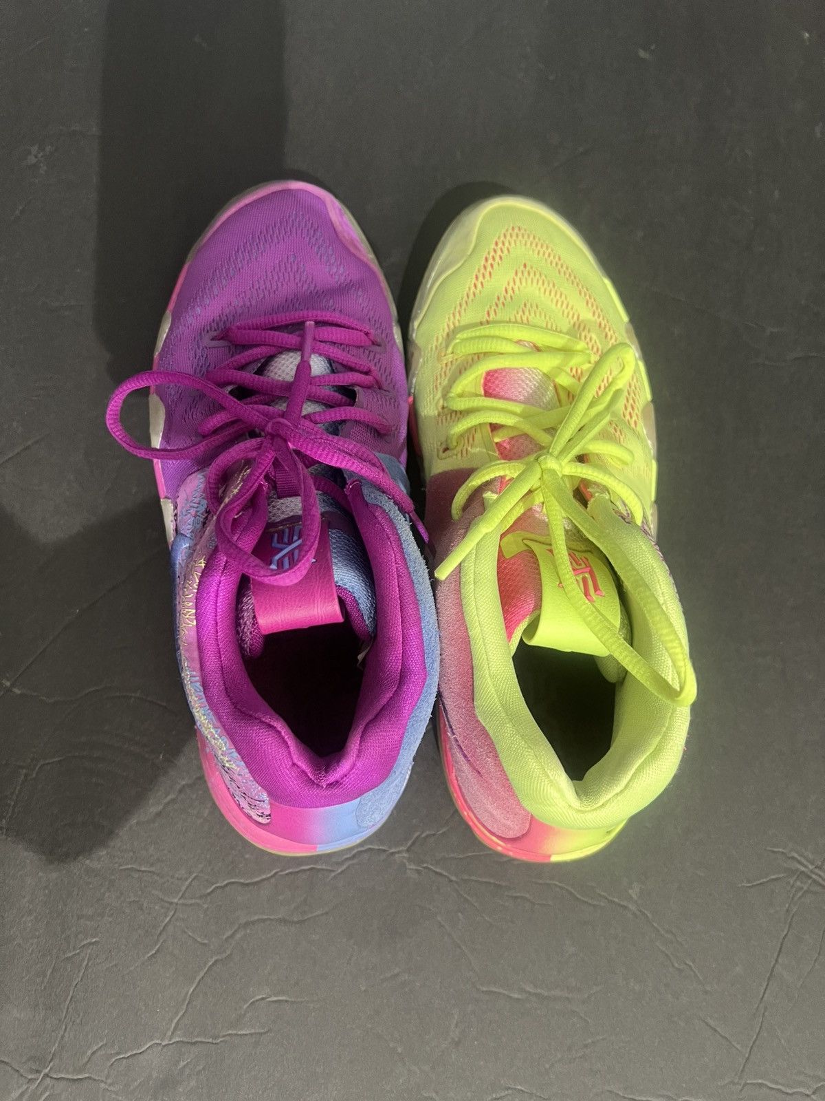 Nike Kyrie Size US 7 / EU 40 - 1 Thumbnail