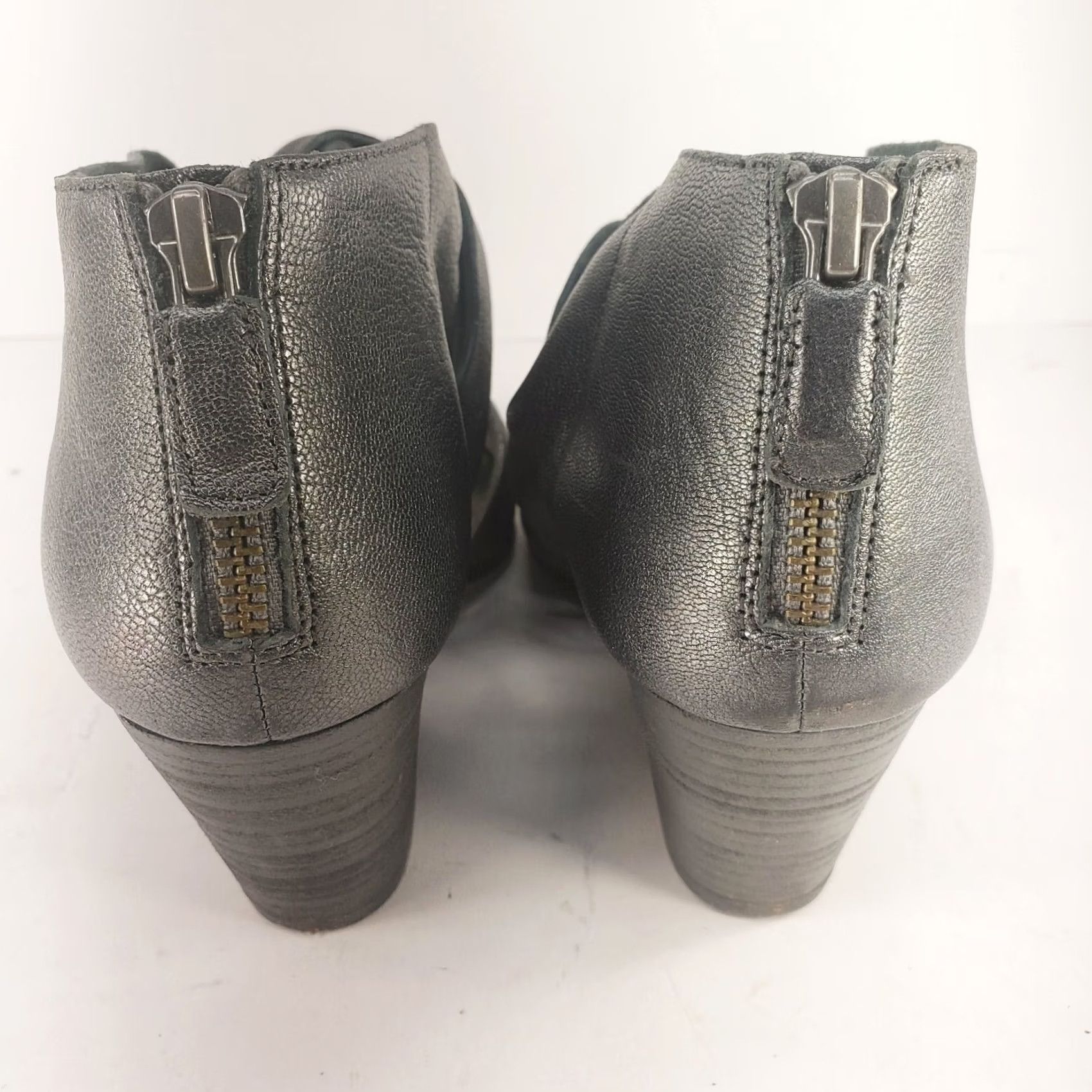 Eileen Fisher Eileen Fisher Silver Metallic Strappy Sandals Women 7.5 Closed Pointed Toe Leather Leather Zip Flat Sandal Womens Silver 7.5 Vintage No Size US 8 / IT 38 - 5 Thumbnail