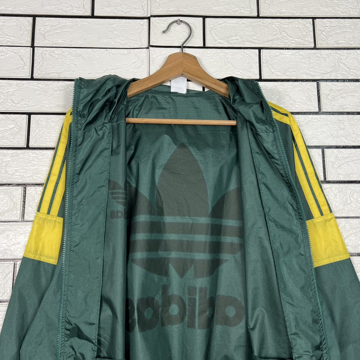 Adidas Vintage ADIDAS Trefoil Big Logo Nylon Jacket #4288-C195 Size US M / EU 48-50 / 2 - 17 Thumbnail