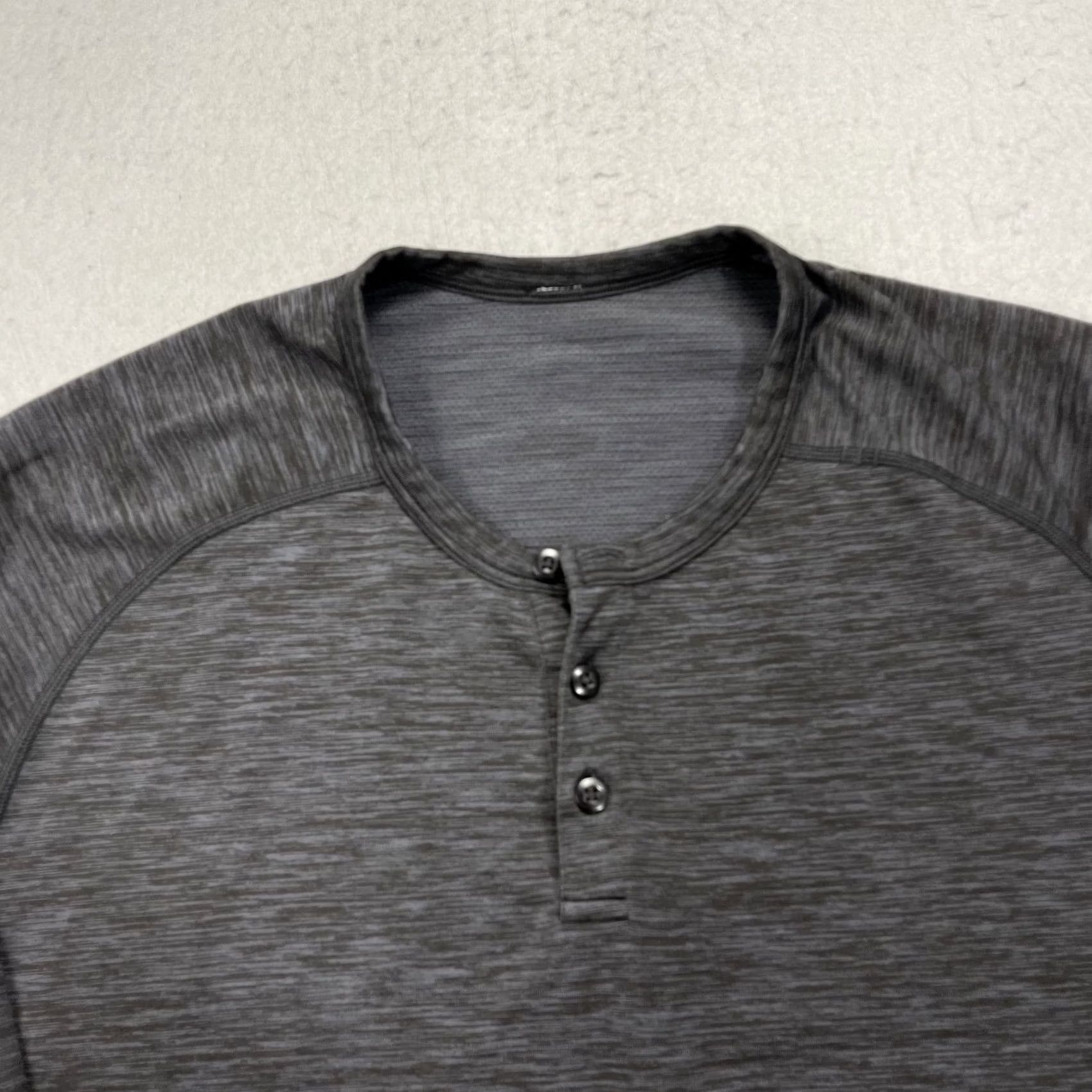 Lululemon Lululemon Shirt Mens XL Gray Heather Henley Metal Vent Long Sleeve Active Logo Size US XL / EU 56 / 4 - 2 Thumbnail