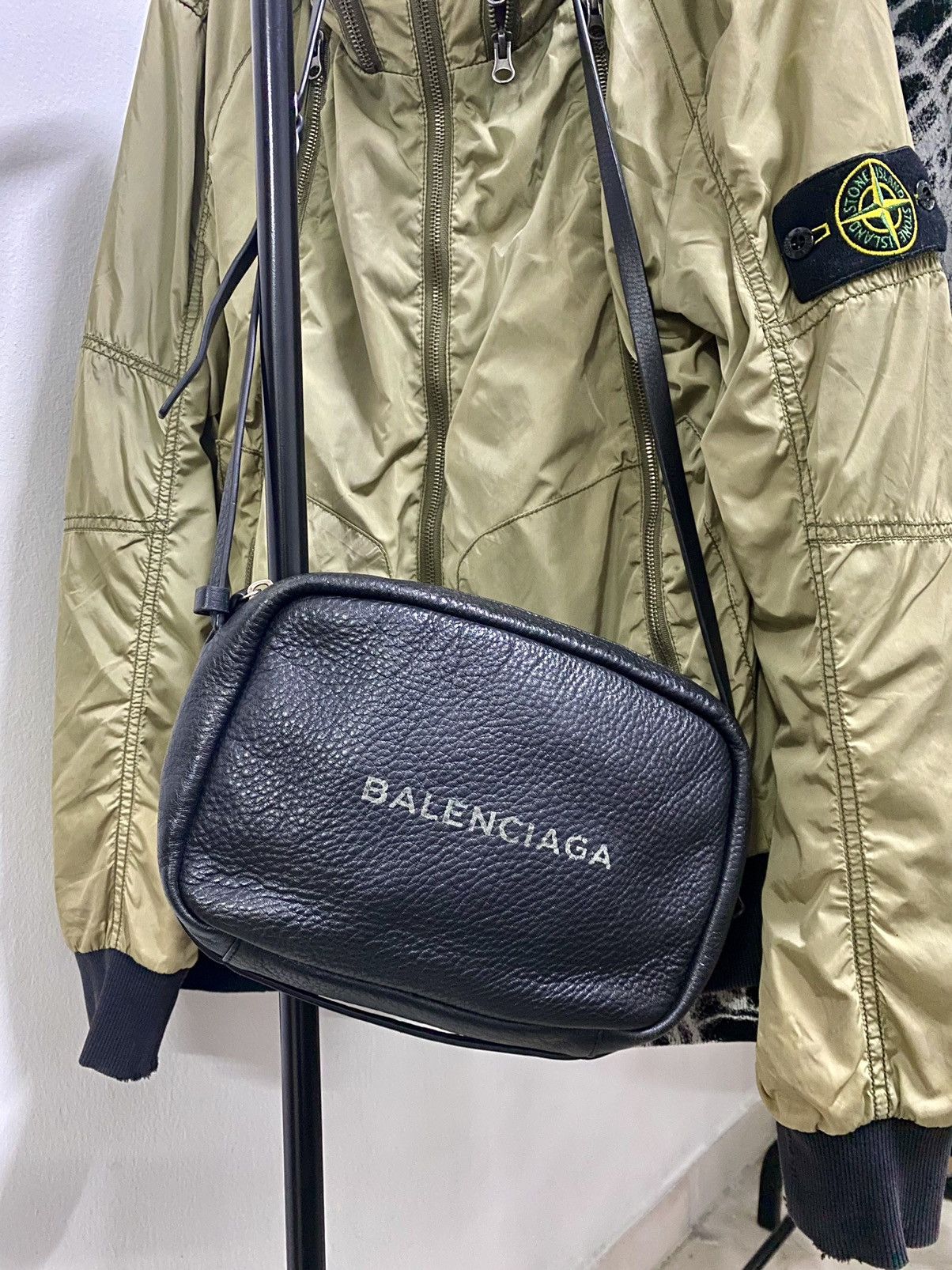 Balenciaga Balenciaga Everyday Calfskin Leather sling bag Size ONE SIZE - 1 Thumbnail