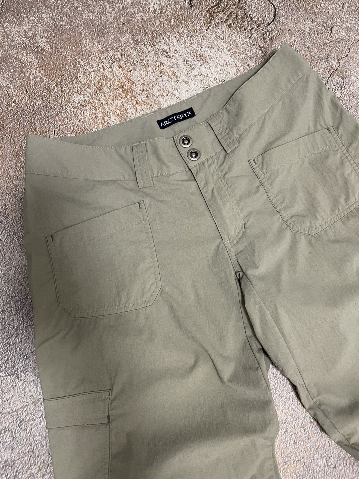 Arc'teryx Arc'teryx Small Logo Nylon Light Cargo Pants Size 28" / US 6 / IT 42 - 3 Thumbnail