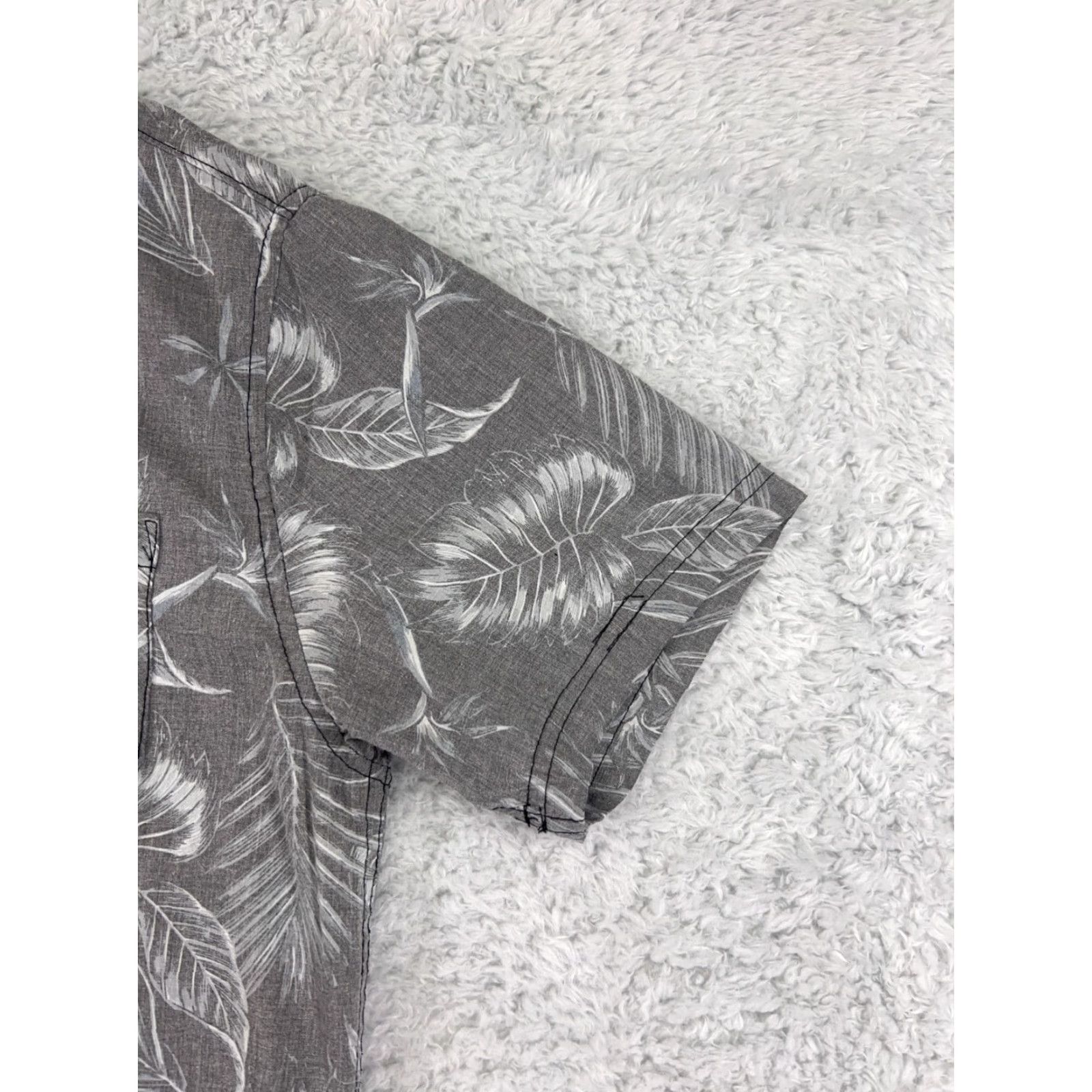 Vintage DC Shoes Button-Down Shirt - Men's Small Gray Palm Leaf Cotton Knit Pocket, Floral Print, Short Sleeve, Casual Wear Size US S / EU 44-46 / 1 - 7 Thumbnail