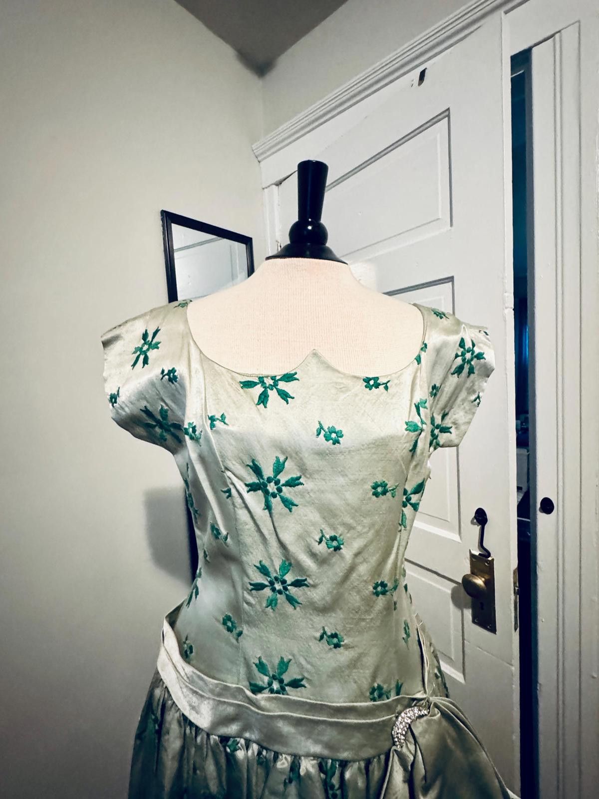 Designer Vintage 1950s Winnie-Marsh Embroidered Silk Shantung Dress Size S / US 4 / IT 40 - 1 Thumbnail