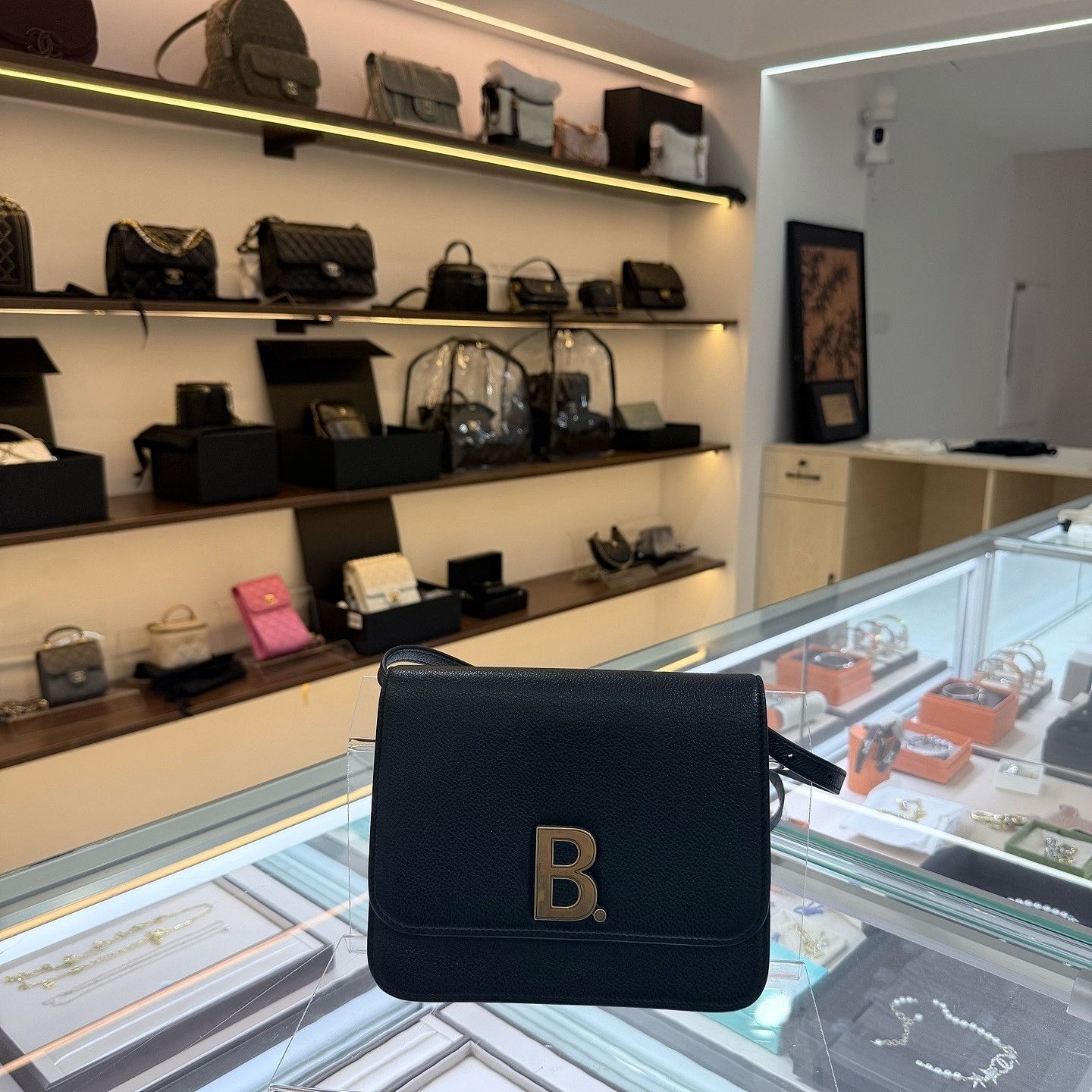 Balenciaga Balenciaga B Logo Grained Leather Shoulder Bag Size OS Size ONE SIZE - 1 Thumbnail