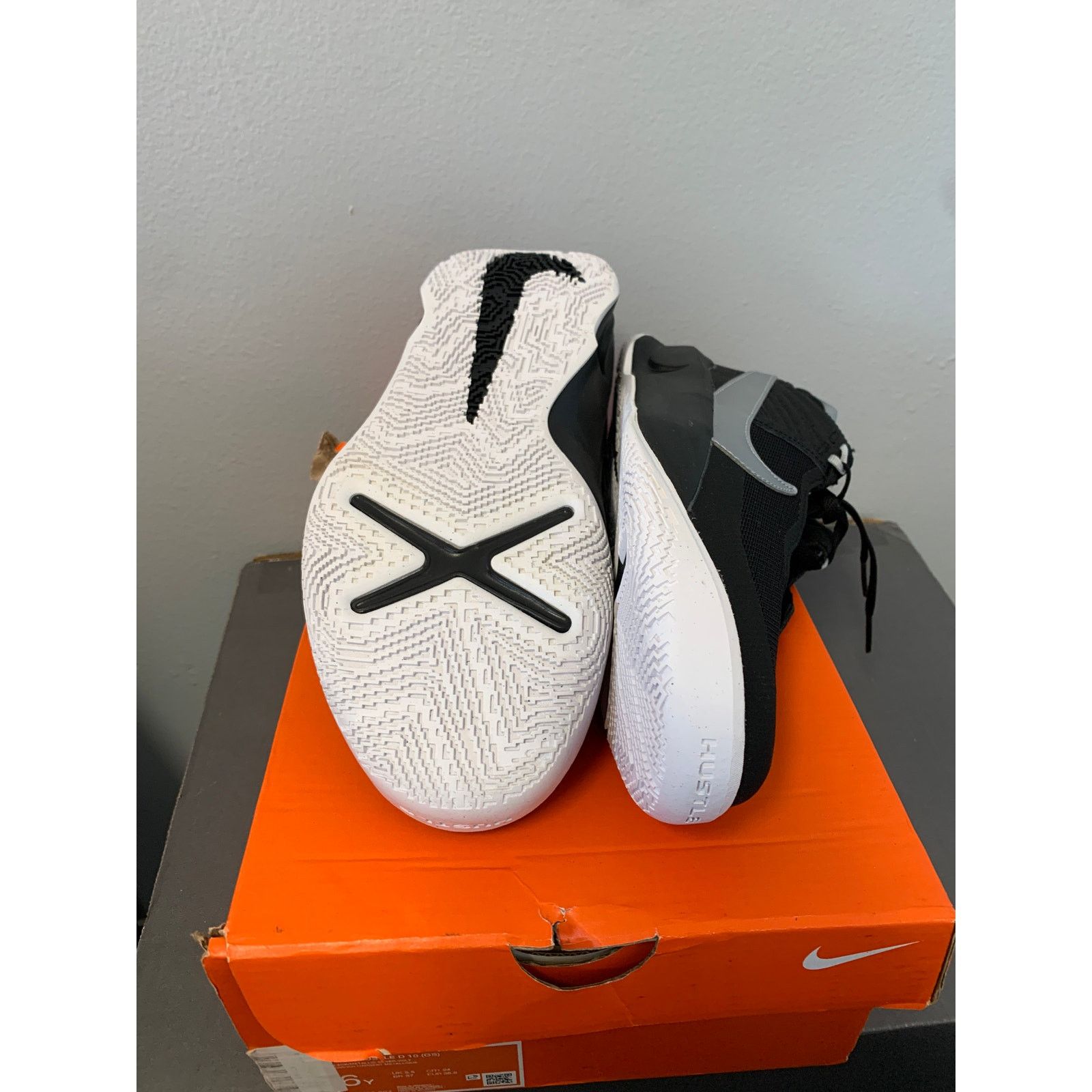 Nike Nike Team Hustle D 10 GS Basketball Kids Shoes Size 6Y NEW Size US 6 / IT 36 - 6 Thumbnail