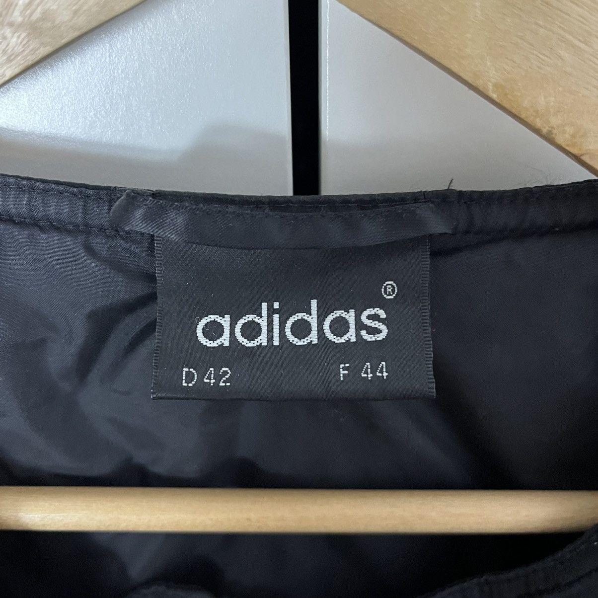 Adidas Vintage Adidas Quilted Cropped Black Vest Streetwear Y2K Size M / US 6-8 / IT 42-44 - 5 Thumbnail