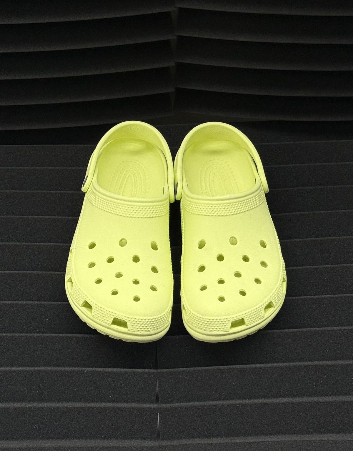 Crocs Classic Clog Slip On - Soft Yellow Size US 10 / EU 43 - 2 Thumbnail