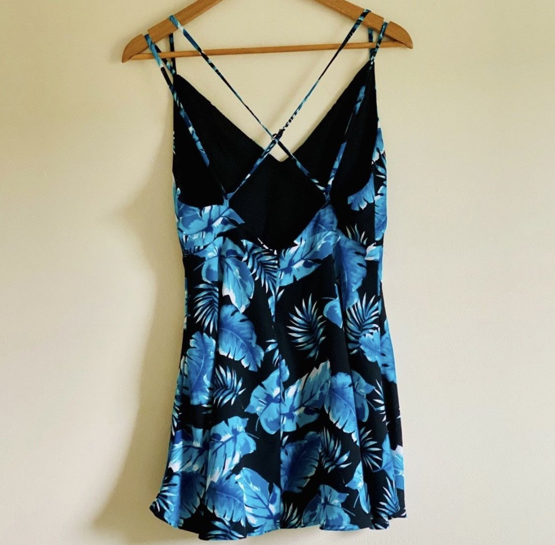 Forever 21 FOREVER 21 OPEN BACK DOUBLE STRAP MINI DRESS Size M / US 6-8 / IT 42-44 - 4 Thumbnail